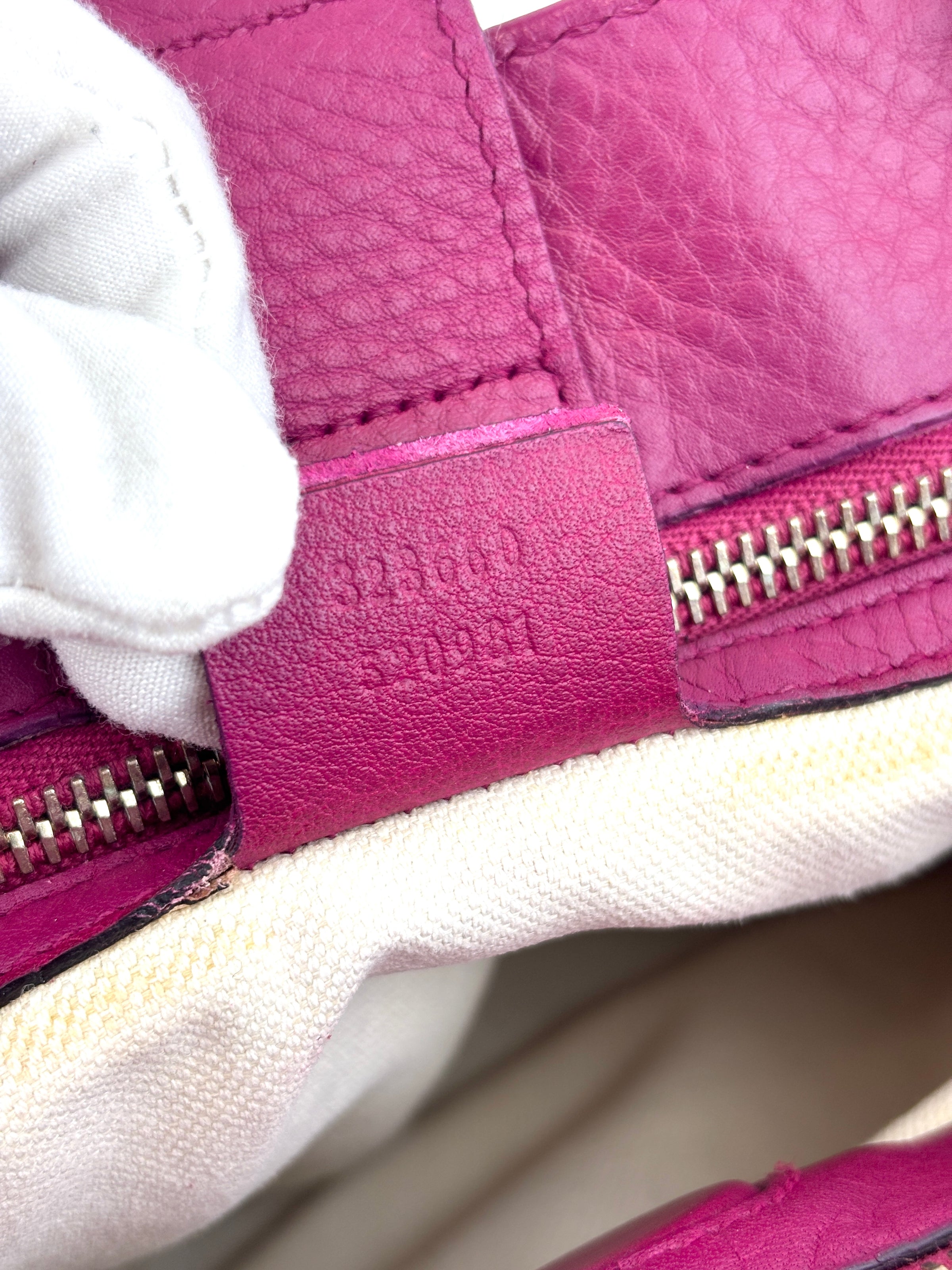 323660 紫红色皮革中号竹节手提包