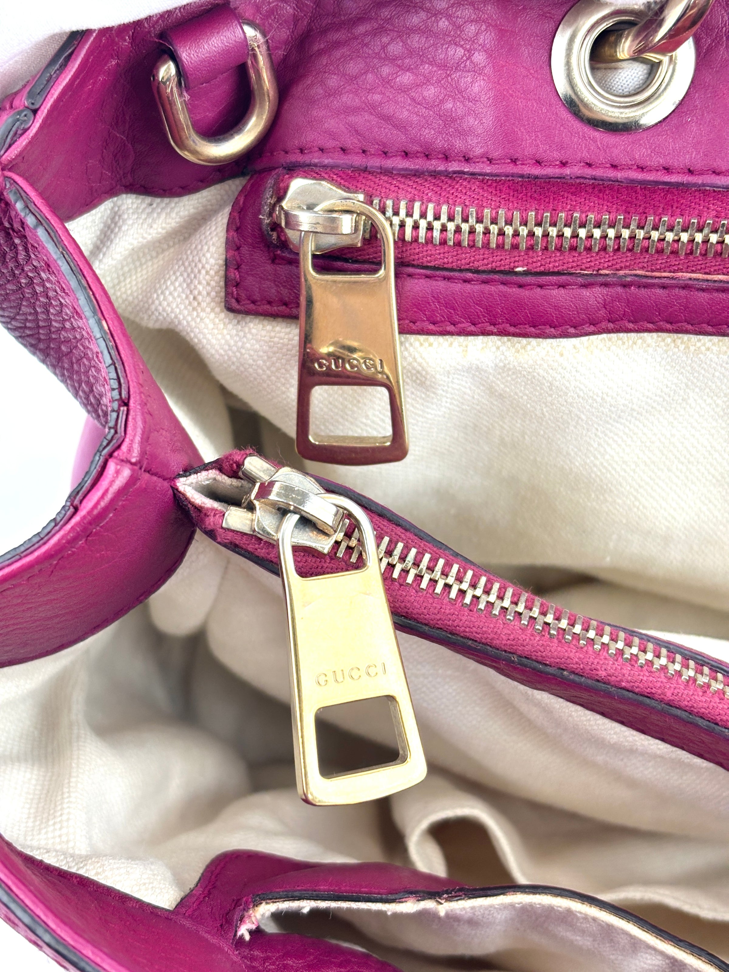 323660 紫红色皮革中号竹节手提包