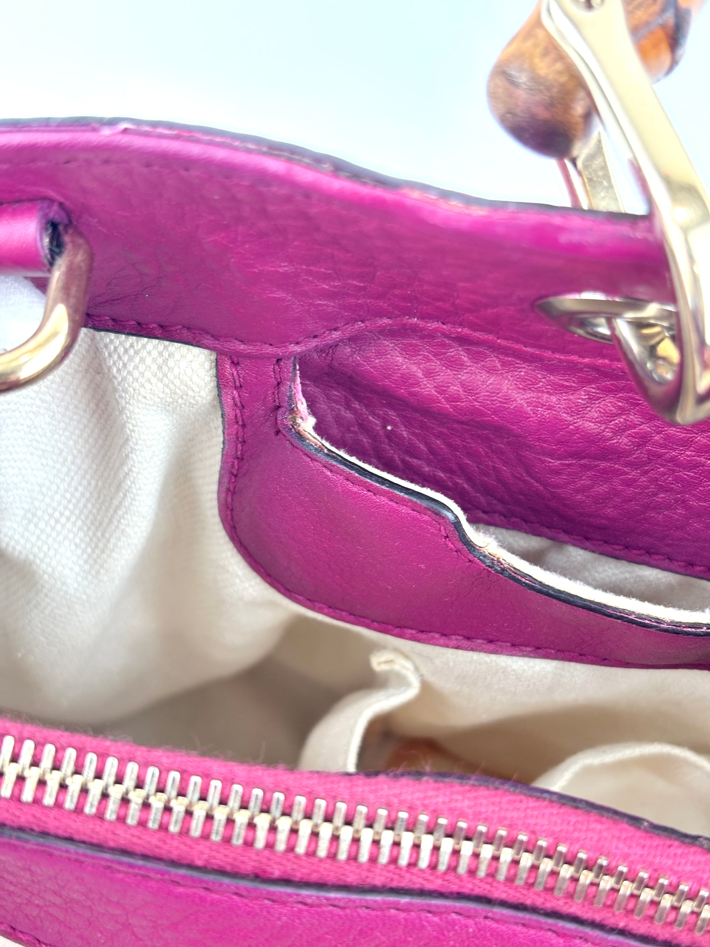 323660 紫红色皮革中号竹节手提包