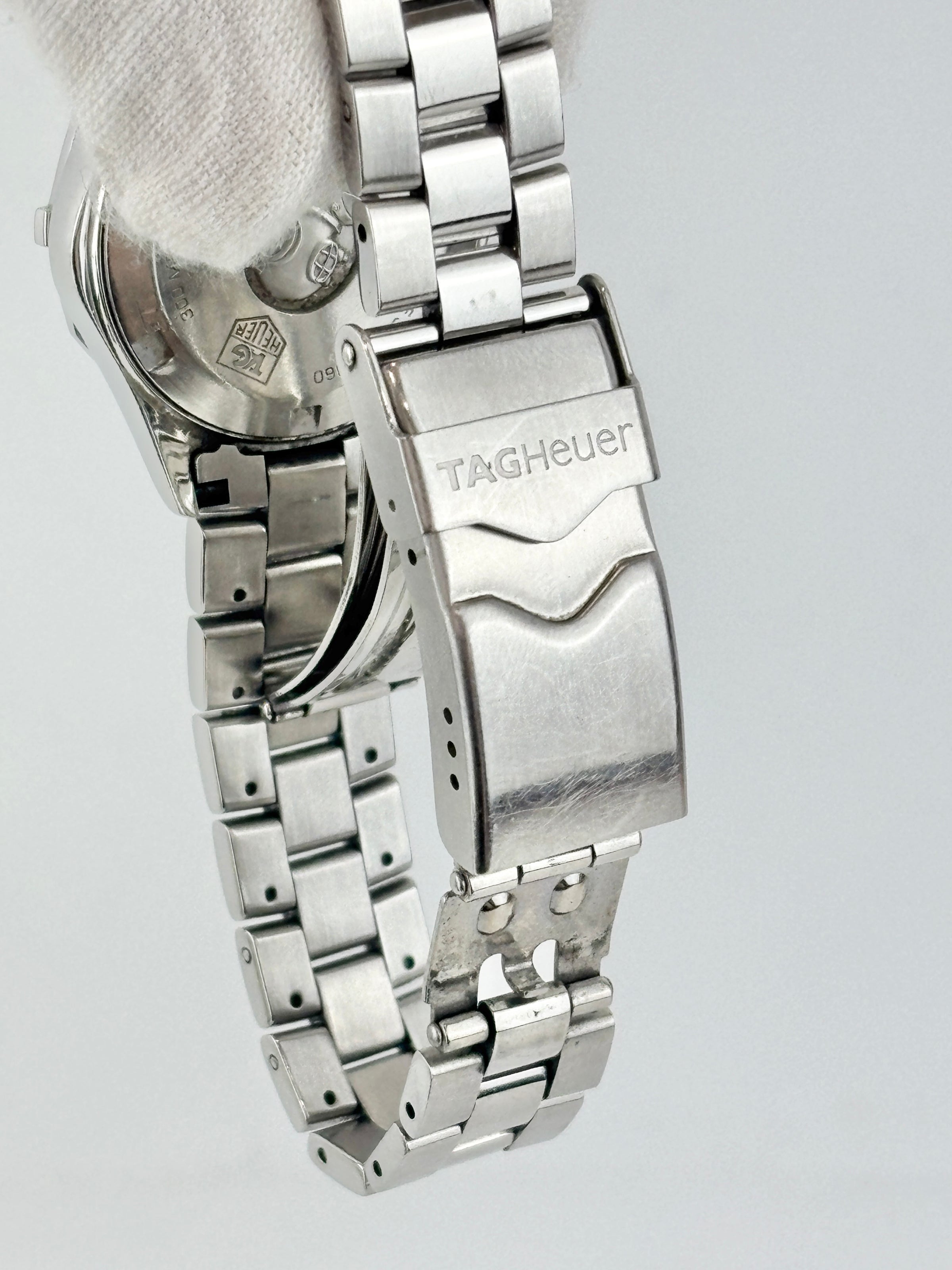 Aquaracer Quartz 27mm Ladies Watch White Mother-of-Pearl Dial / Steel Bracelet