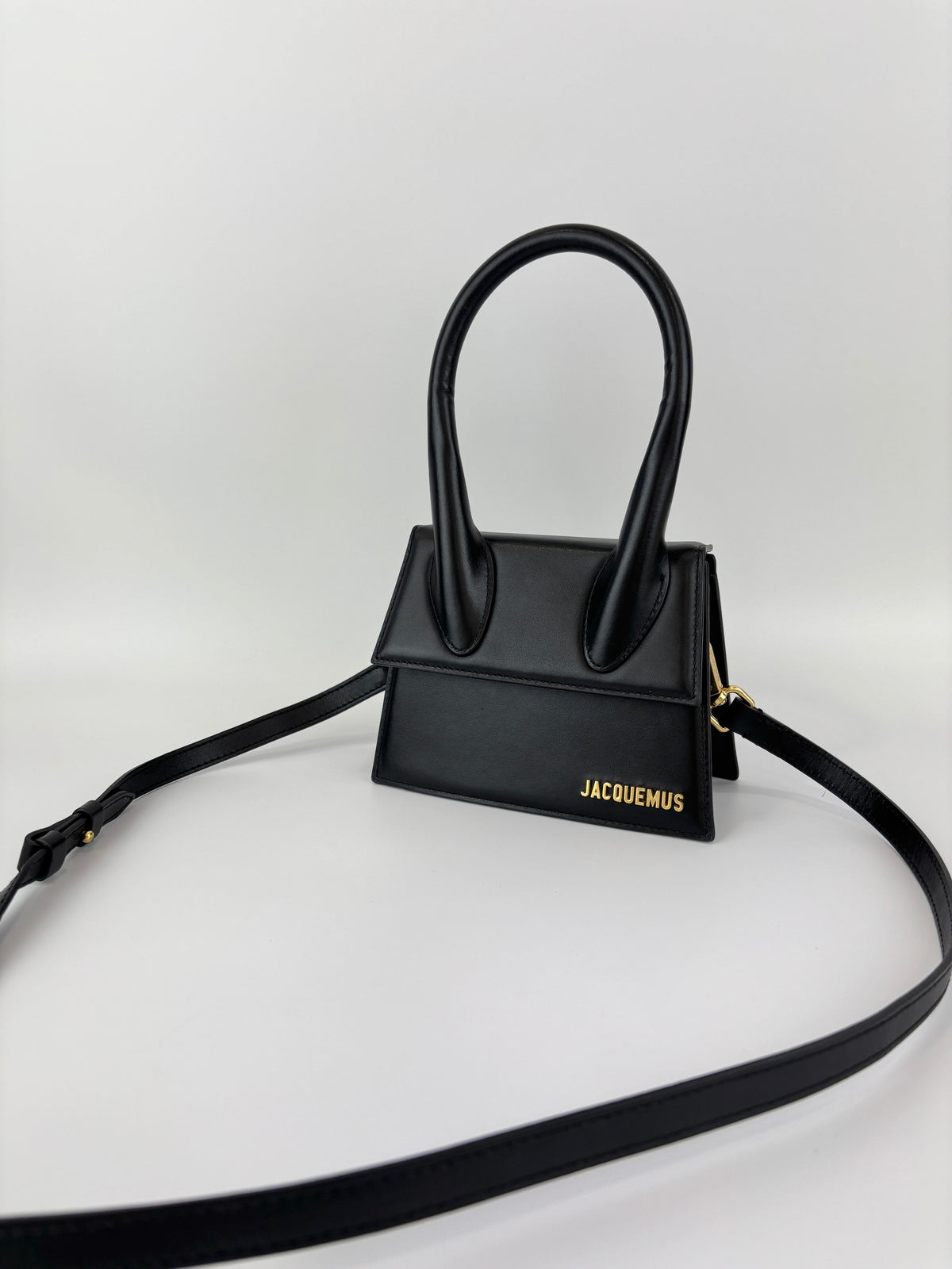 Le Chiquito Moyen Top Handle Bag in Black