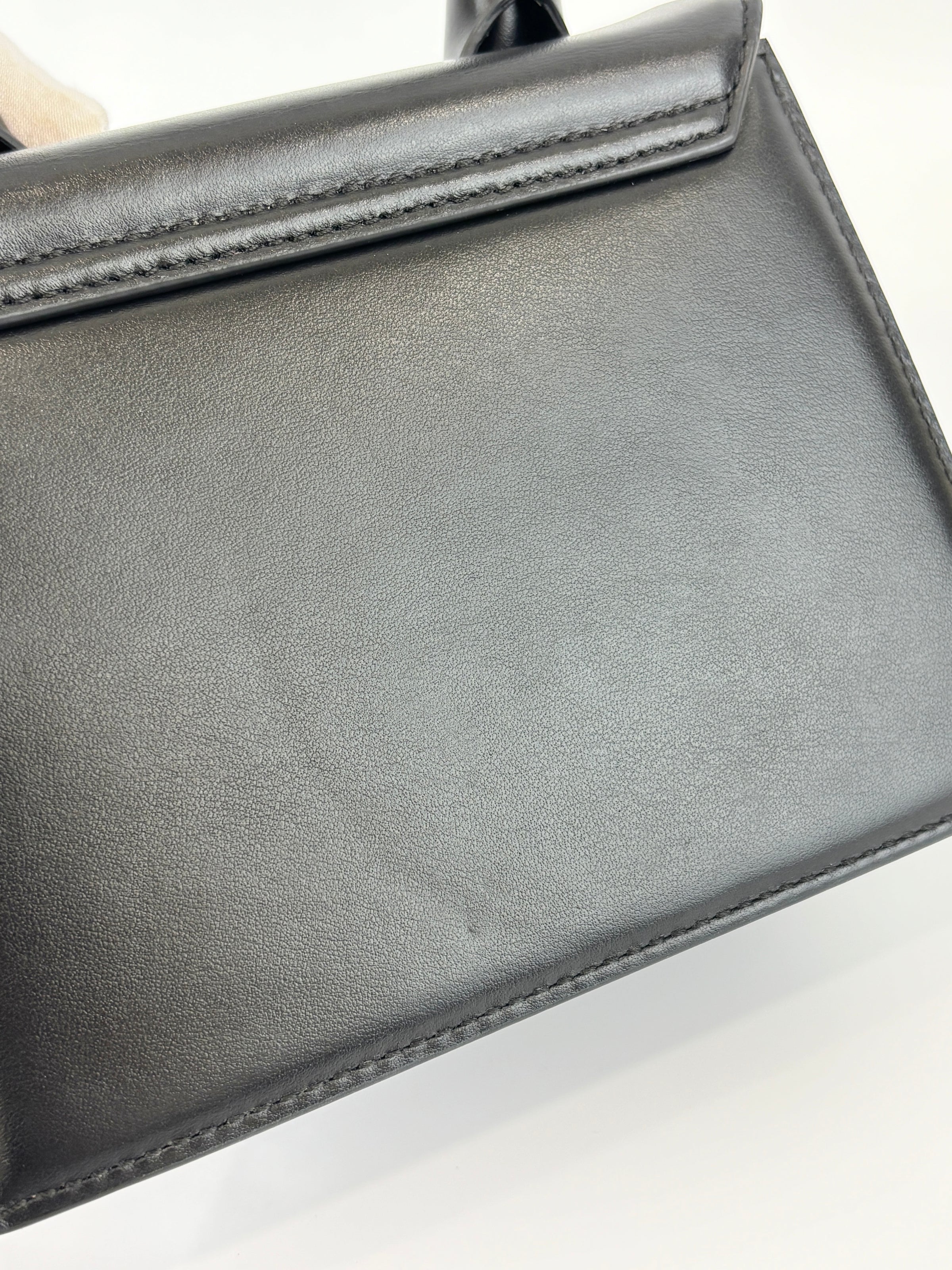 Le Chiquito Moyen Top Handle Bag in Black