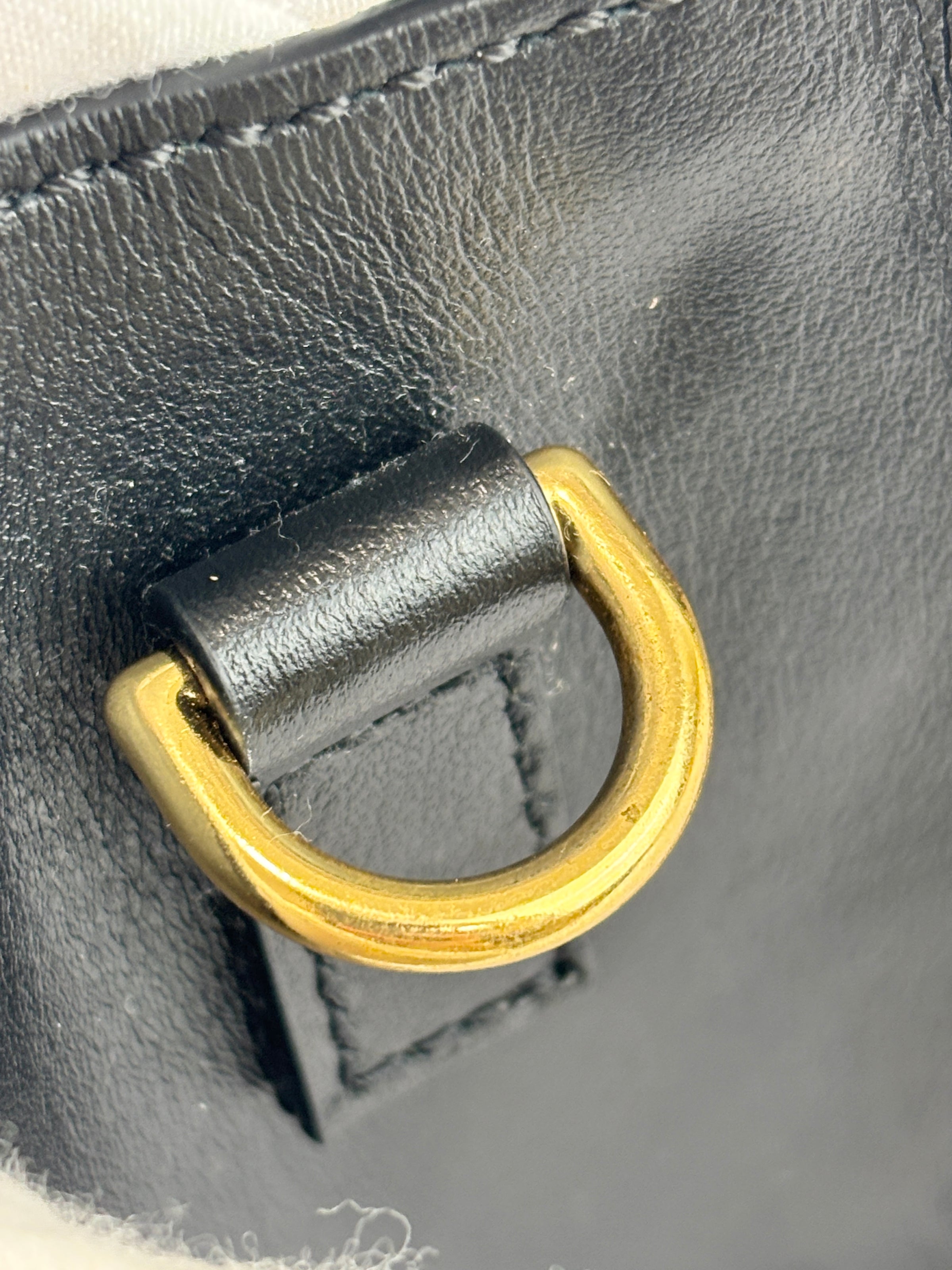 Le Chiquito Moyen Top Handle Bag in Black