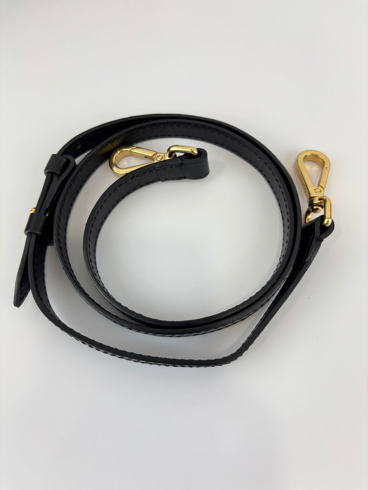 Le Chiquito Moyen Top Handle Bag in Black