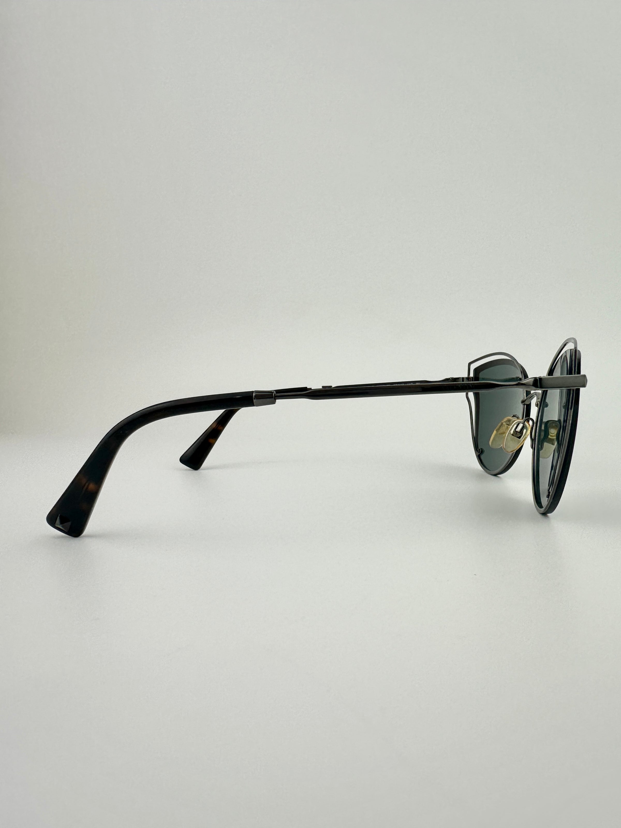 VA2015 c.300587 Red Cat Eye Sunglasses