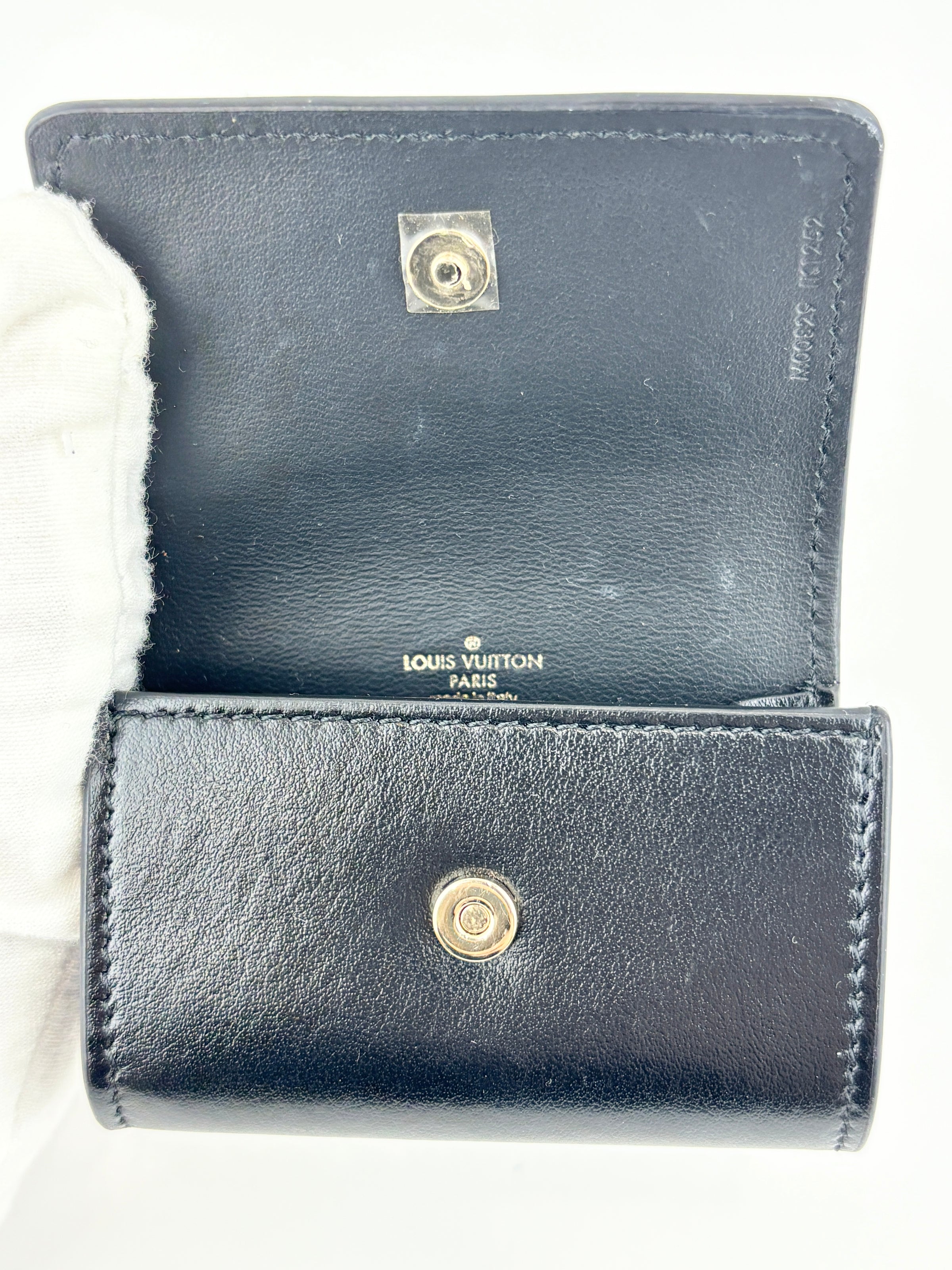 M00829 Link Earphone Holder in Black