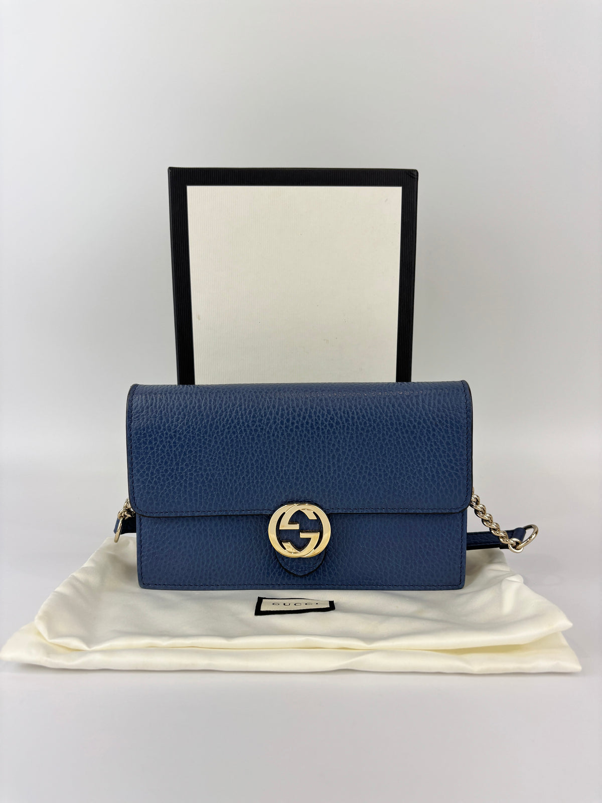 Interlocking G Wallet on Chain in Blue Pebbled Leather