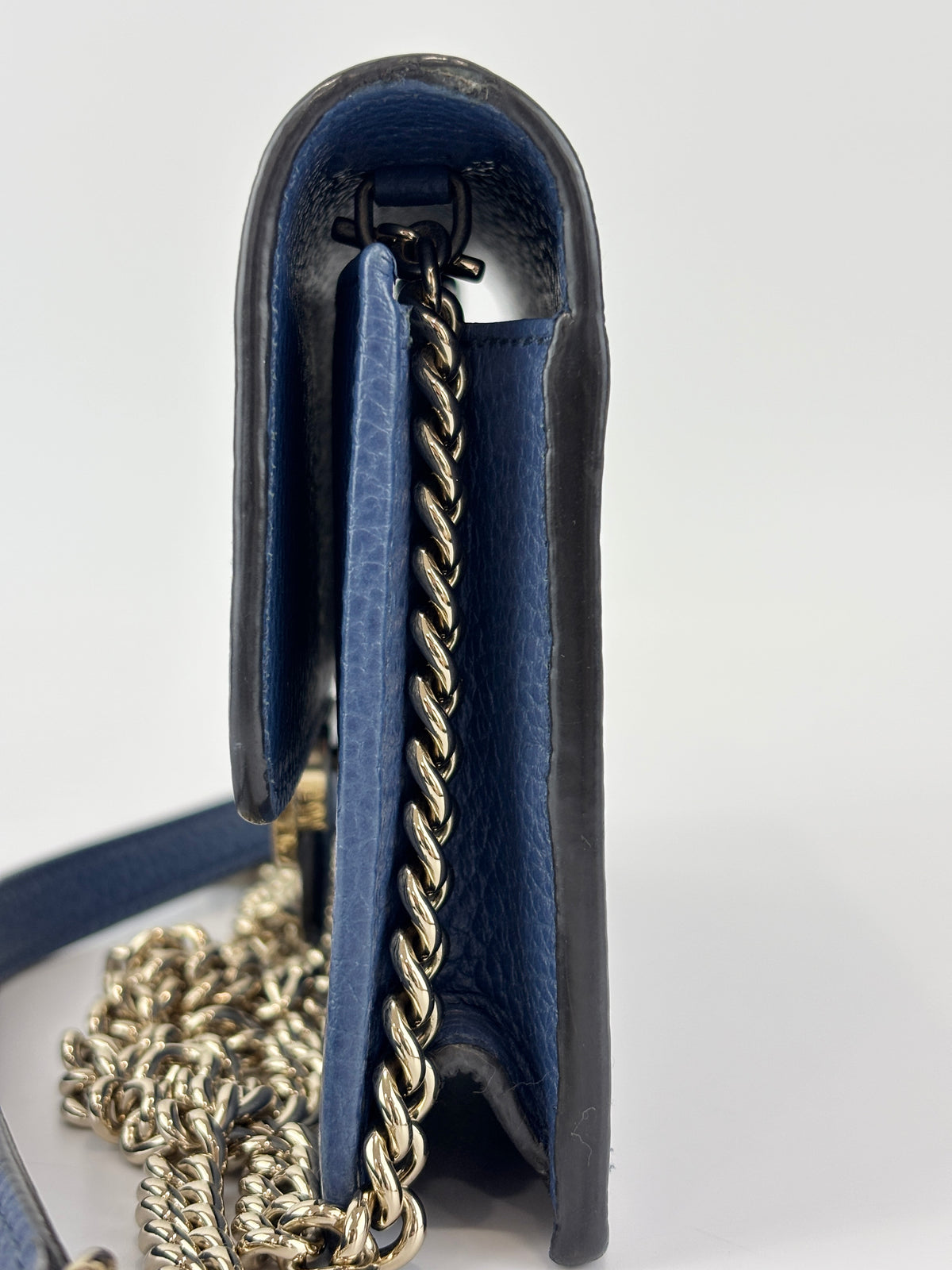 Interlocking G Wallet on Chain in Blue Pebbled Leather