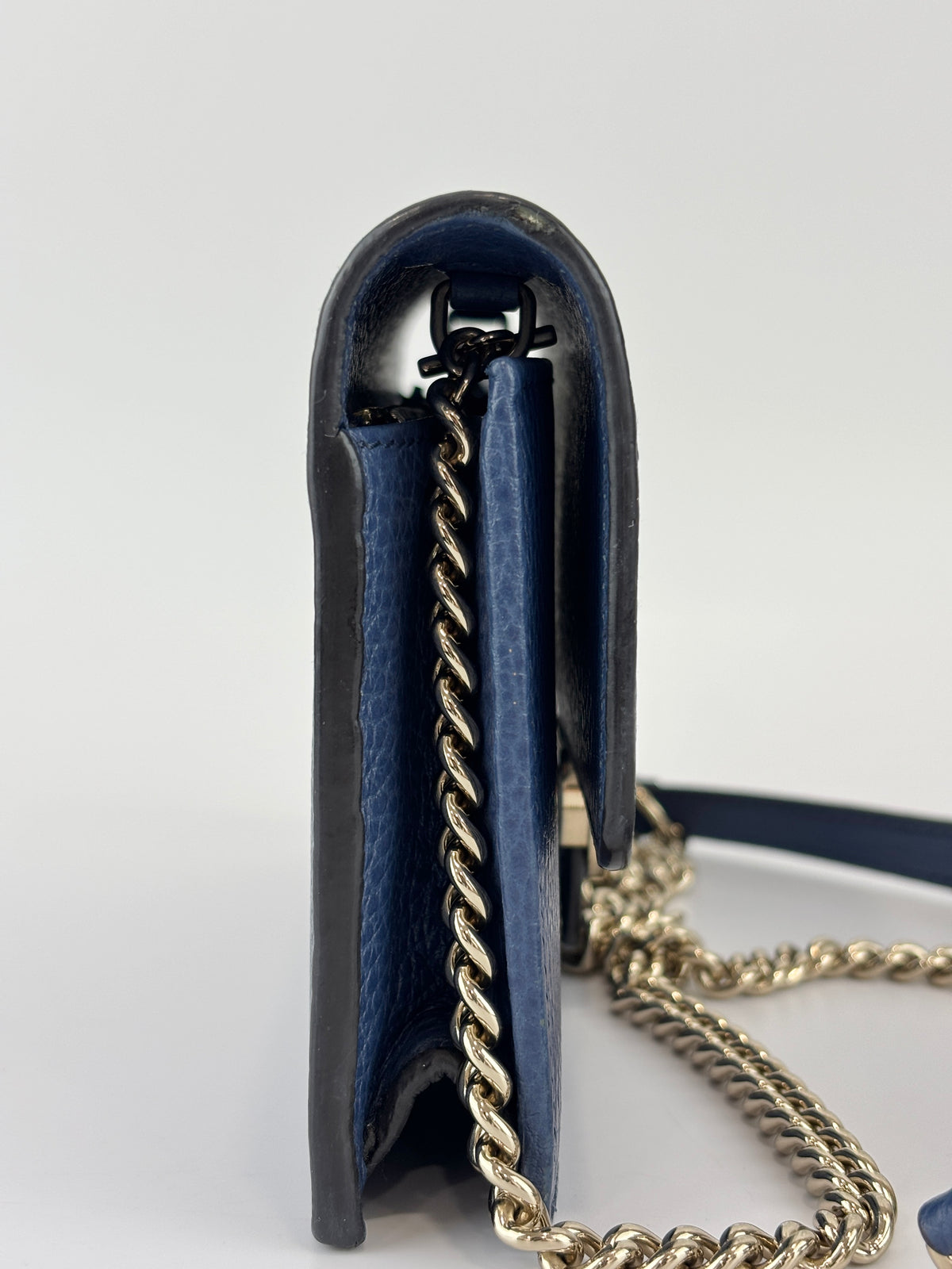 Interlocking G Wallet on Chain in Blue Pebbled Leather