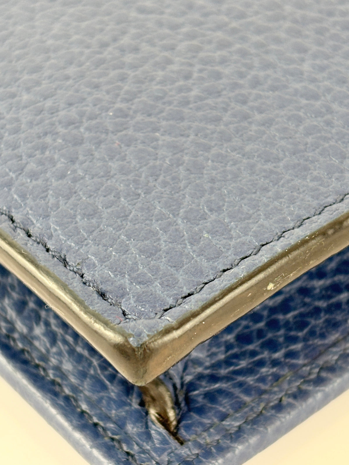 Interlocking G Wallet on Chain in Blue Pebbled Leather