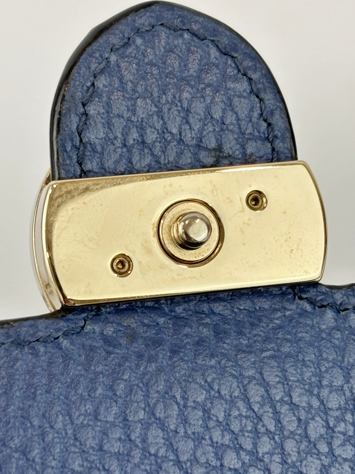 Interlocking G Wallet on Chain in Blue Pebbled Leather
