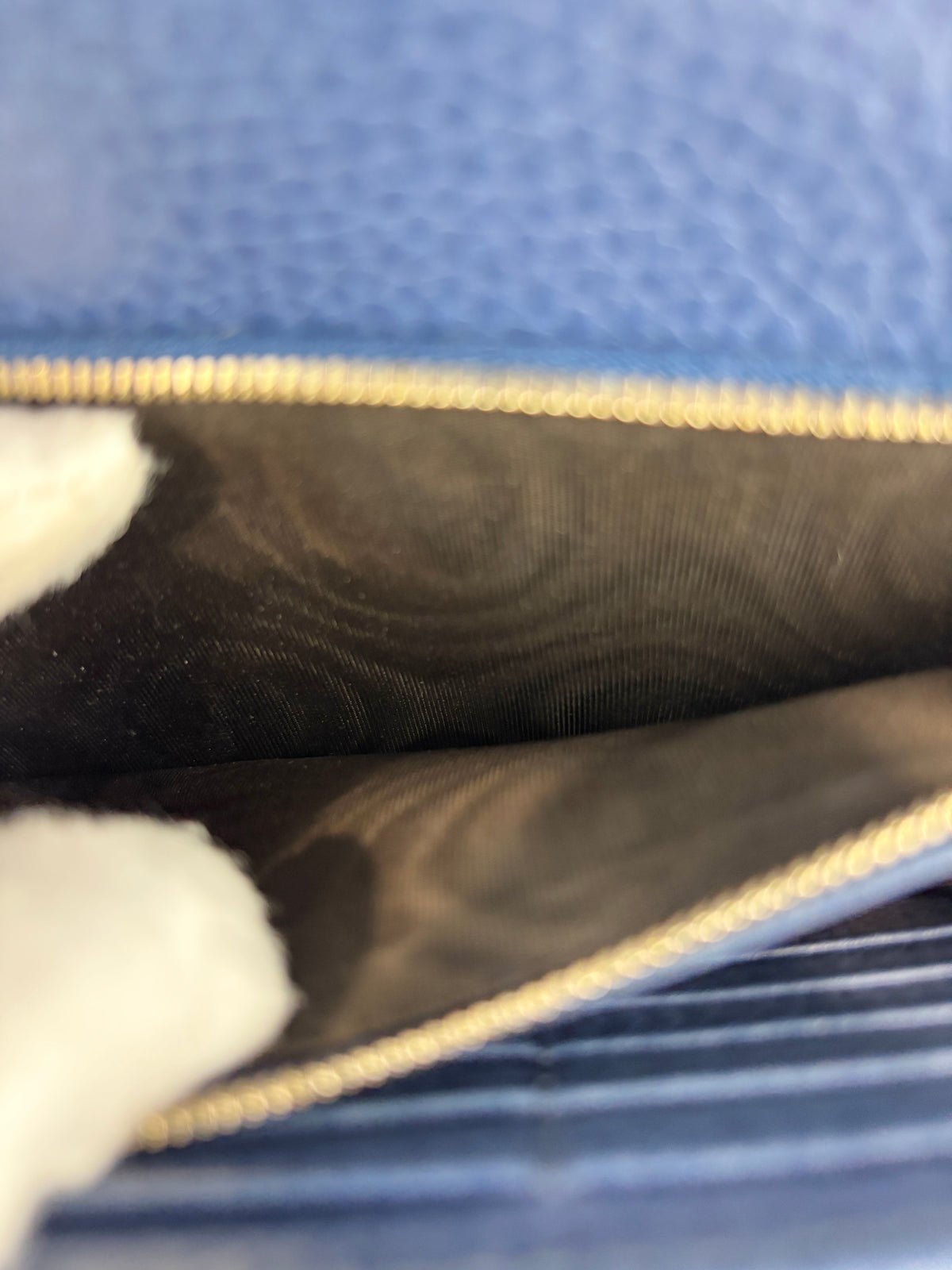 Interlocking G Wallet on Chain in Blue Pebbled Leather