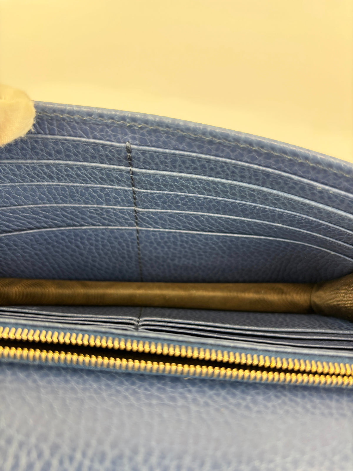 Interlocking G Wallet on Chain in Blue Pebbled Leather