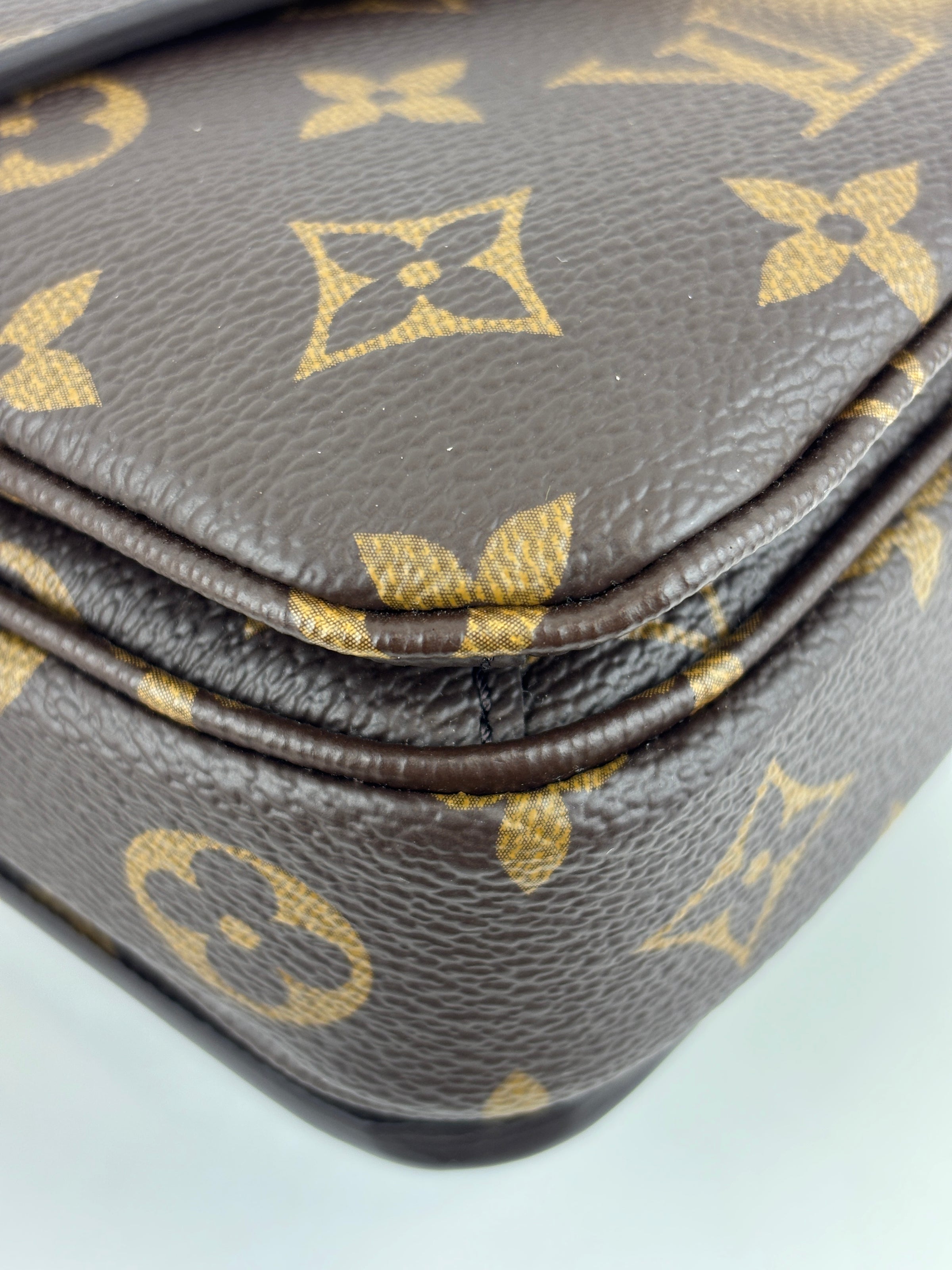 M46279 Pochette Métis East West Monogram Canvas