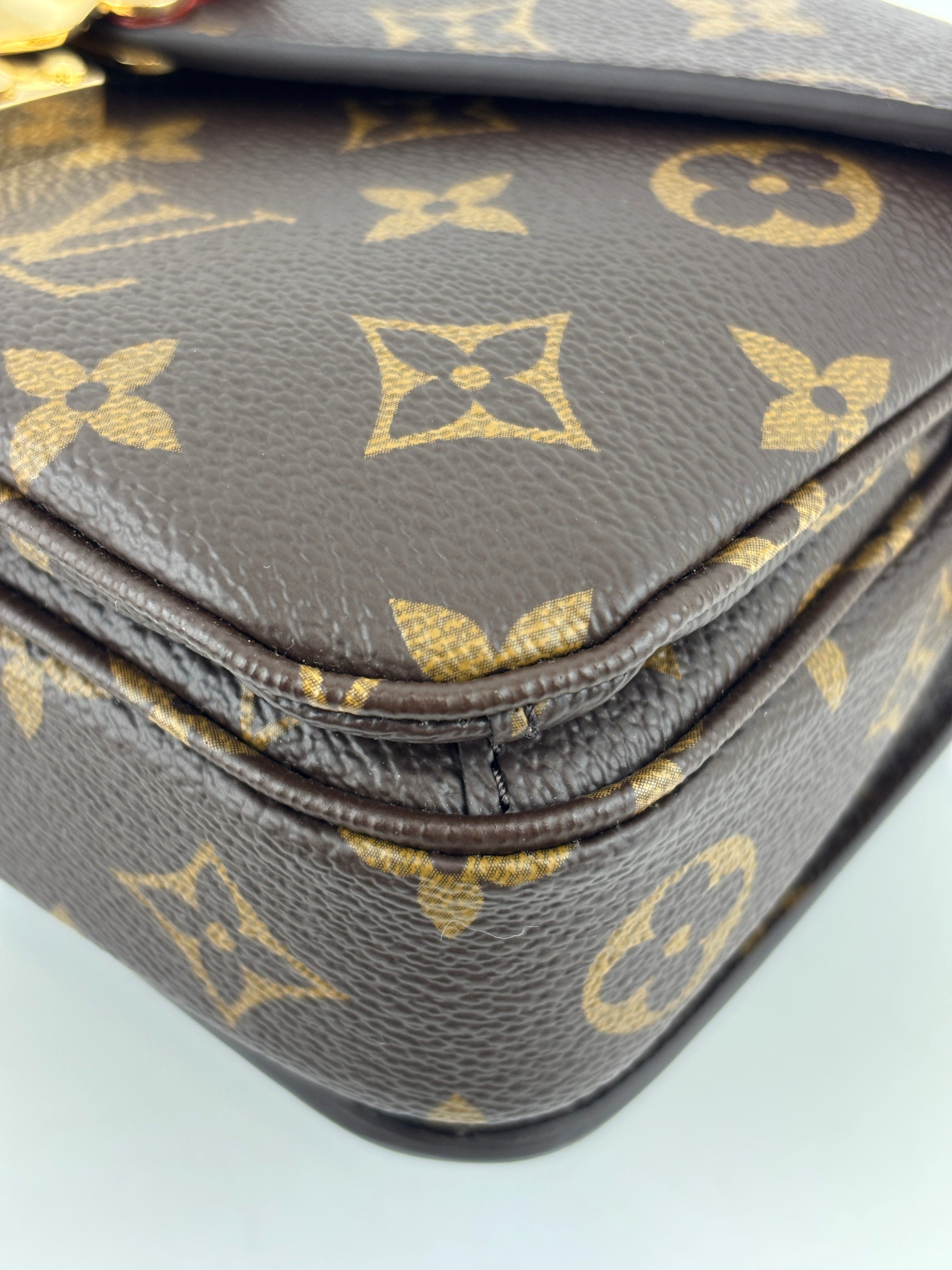 M46279 Pochette Métis East West Monogram Canvas