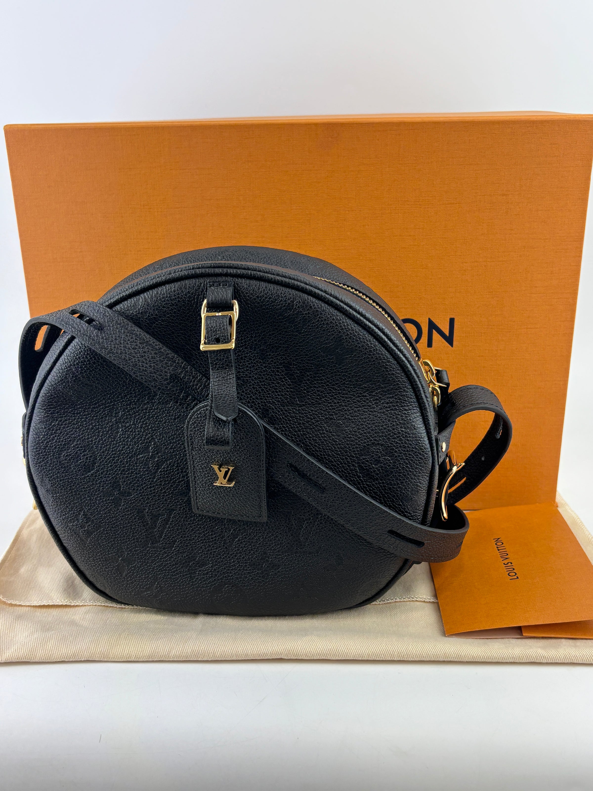 Boîte Chapeau Souple MM Black Monogram Empreinte Leather