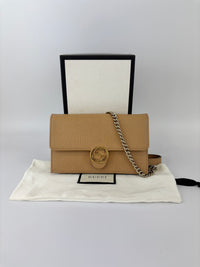 Interlocking G Wallet on Chain in Light Brown Pebbled Leather
