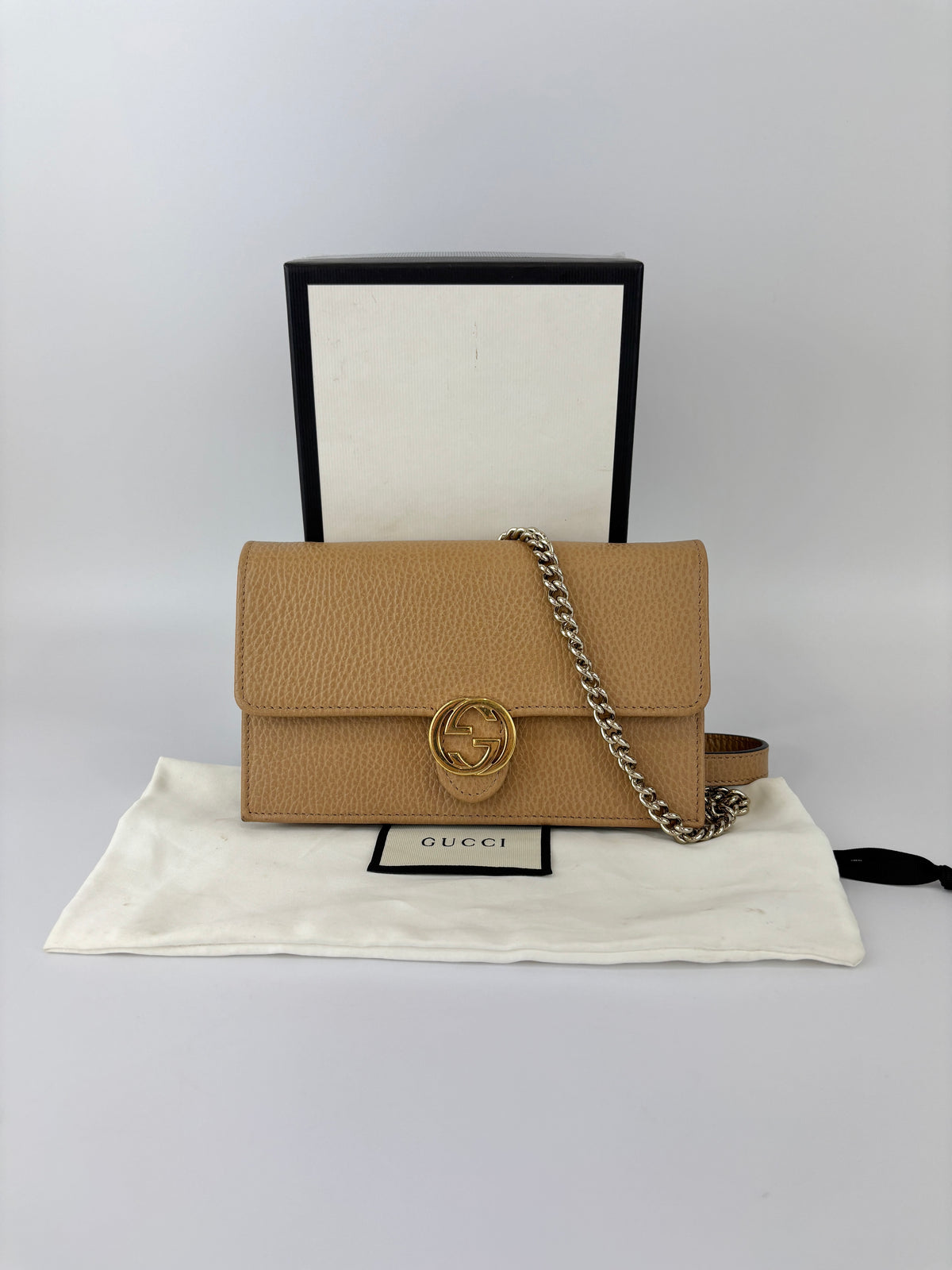 Interlocking G Wallet on Chain in Light Brown Pebbled Leather