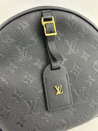 Boîte Chapeau Souple MM Black Monogram Empreinte Leather