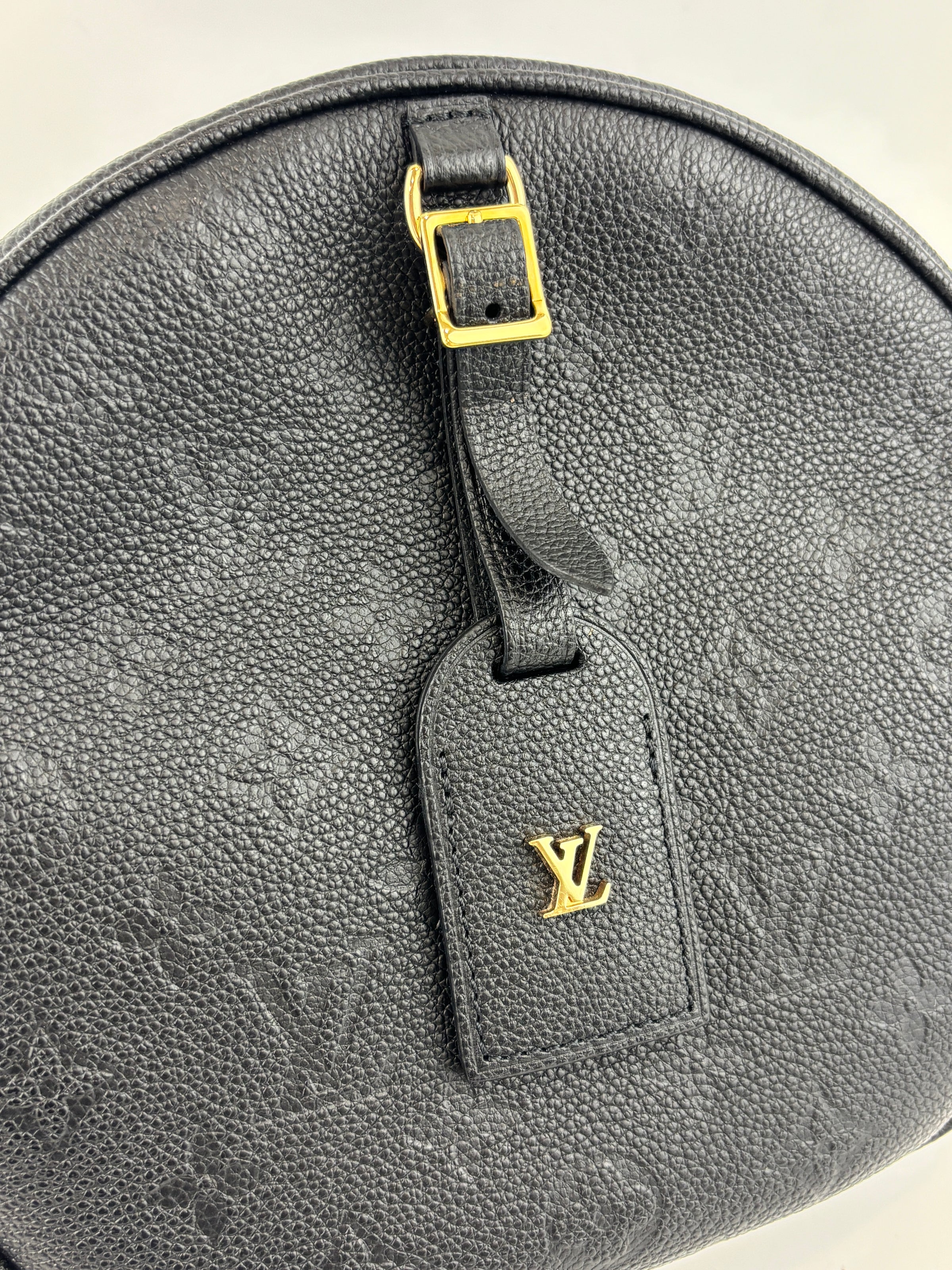 Boîte Chapeau Souple MM Black Monogram Empreinte Leather