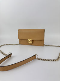 Interlocking G Wallet on Chain in Light Brown Pebbled Leather