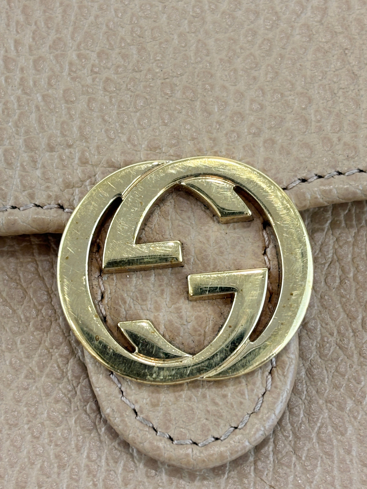 Interlocking G Wallet on Chain in Light Brown Pebbled Leather