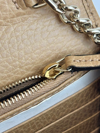 Interlocking G Wallet on Chain in Light Brown Pebbled Leather