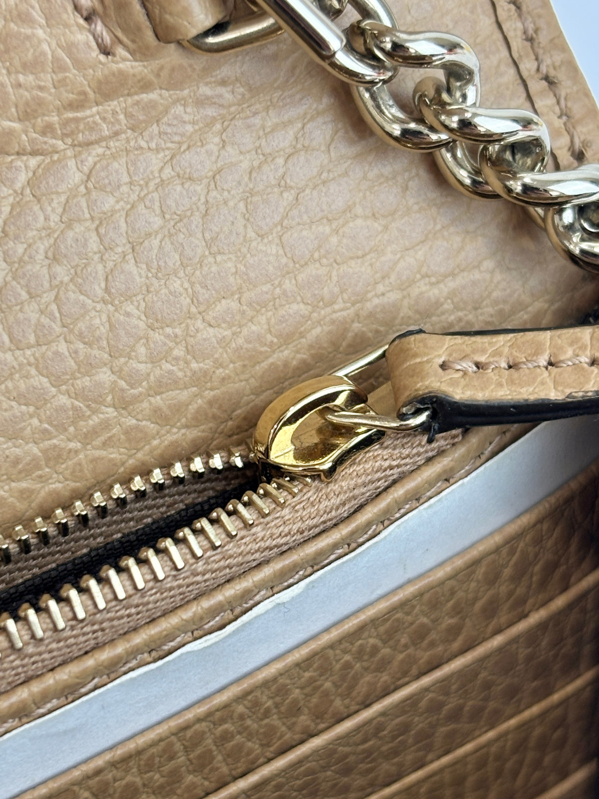 Interlocking G Wallet on Chain in Light Brown Pebbled Leather
