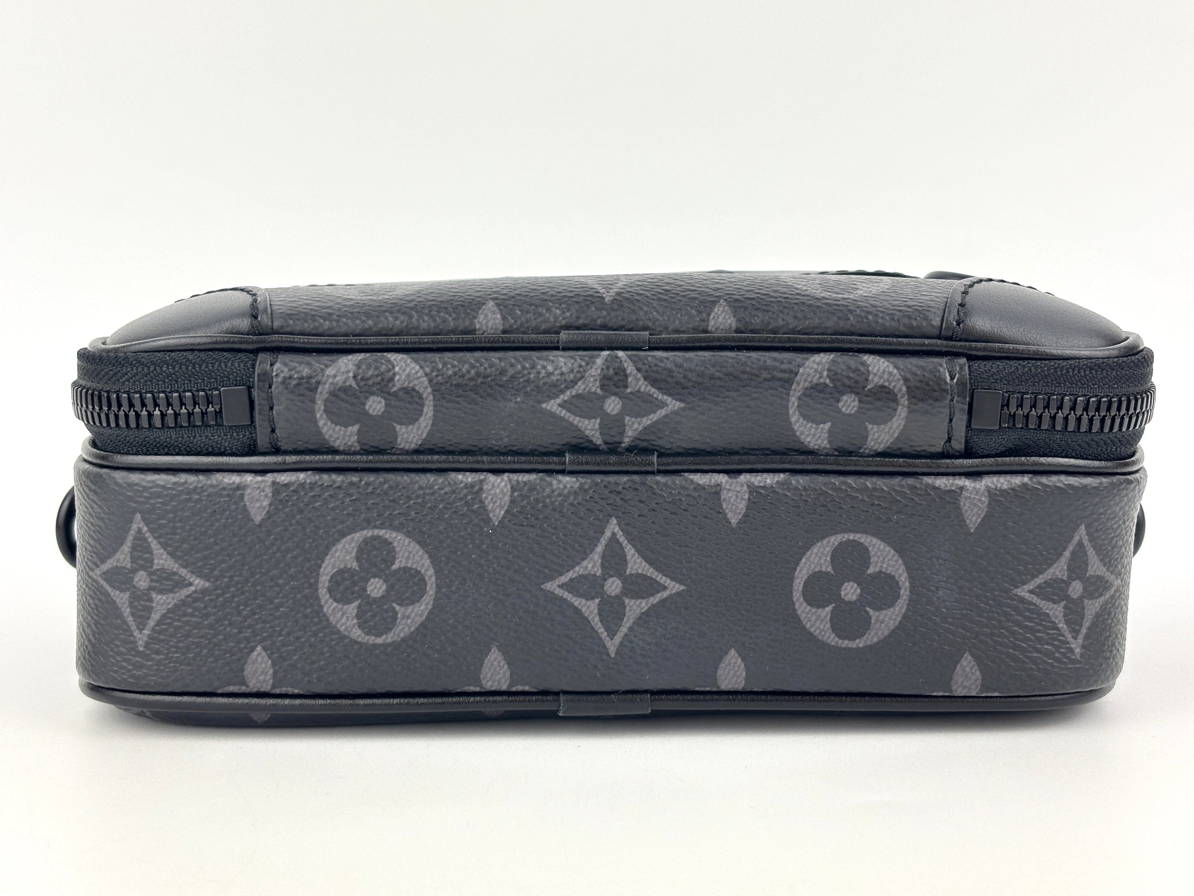 M82542 Alpha Wearable Wallet Monogram Eclipse - Glampot