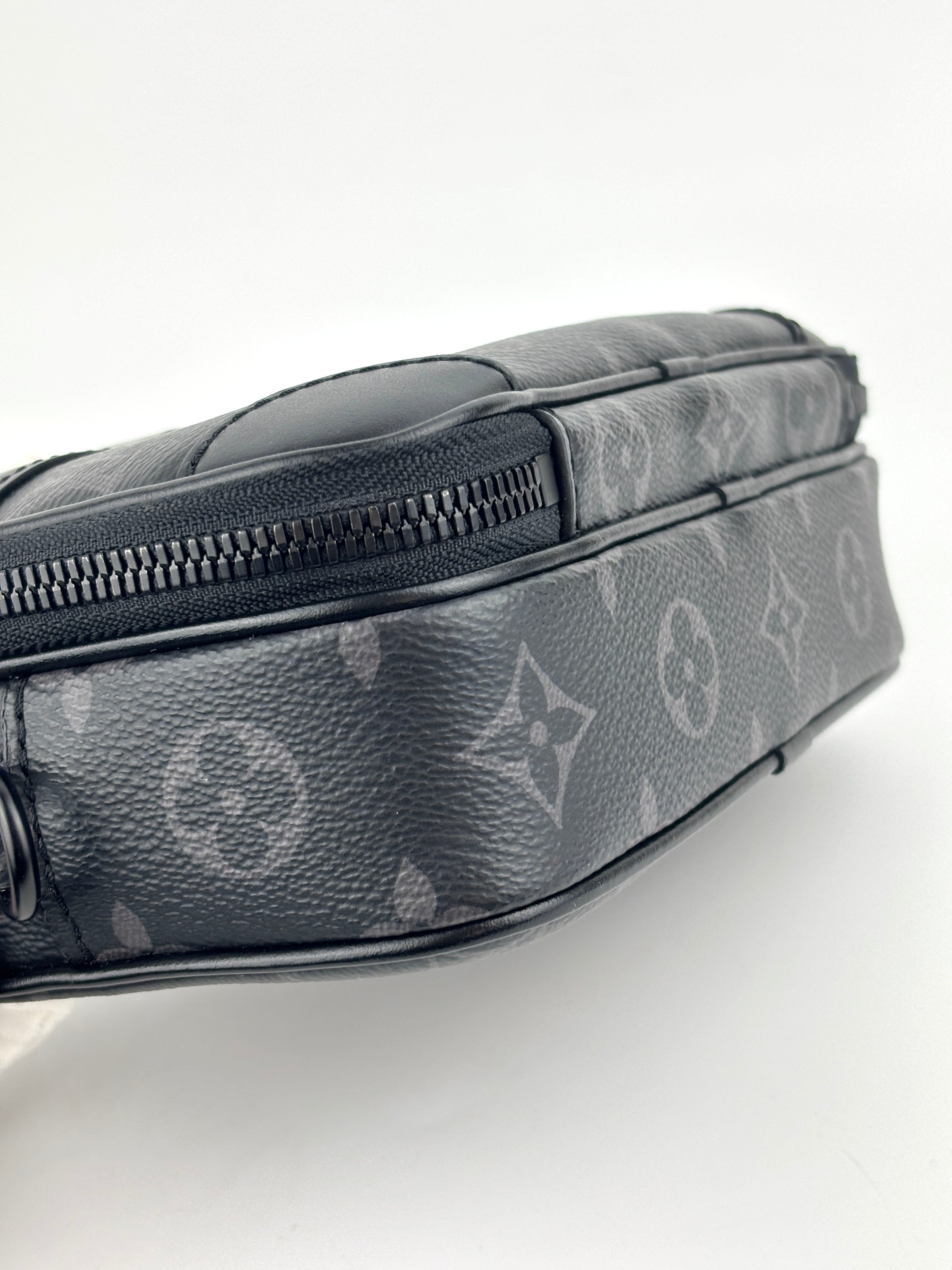 M82542 Alpha Wearable Wallet Monogram Eclipse - Glampot