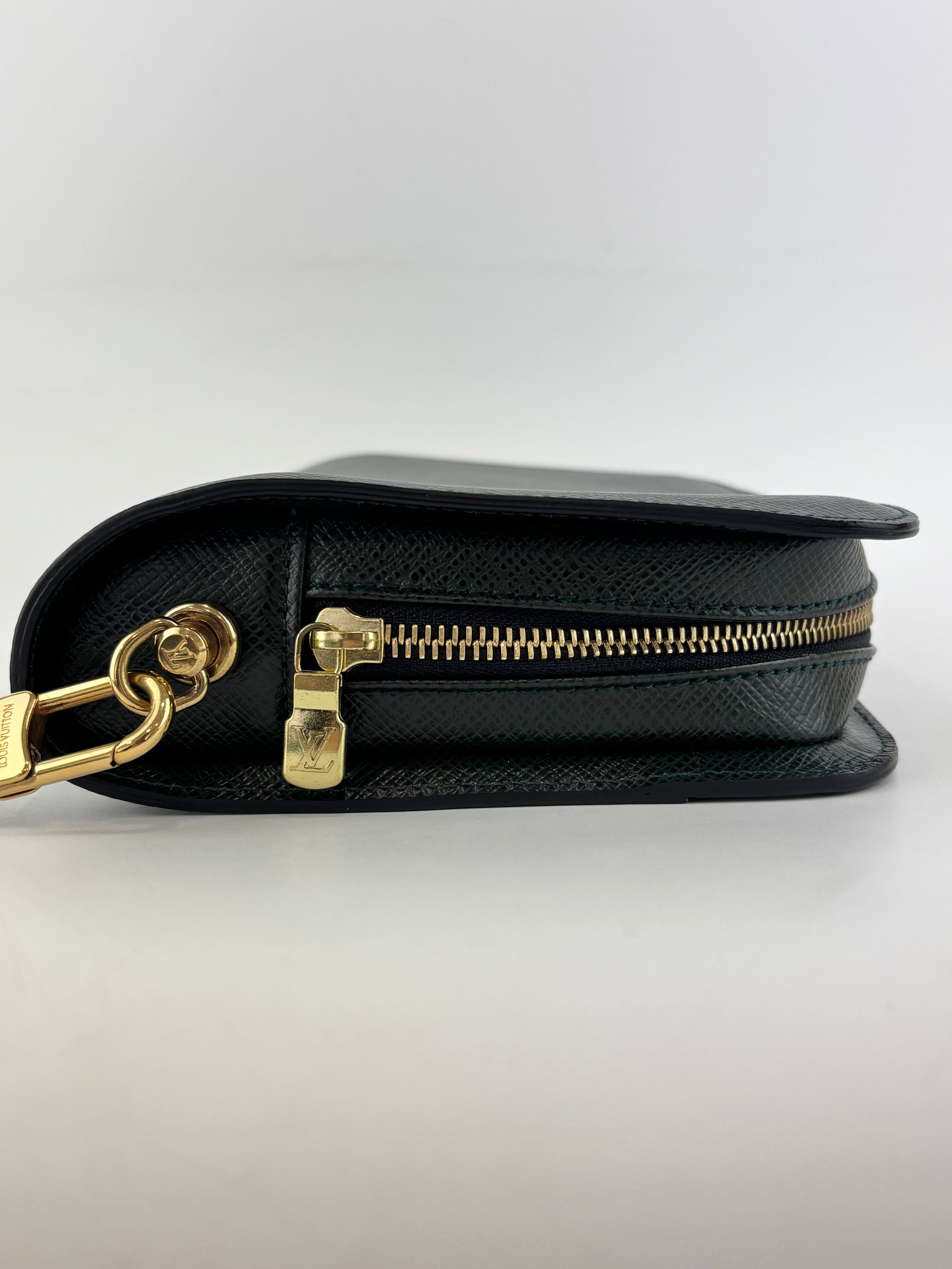M30182 Baikal Clutch Ardoise/Green Taiga Leather GHW