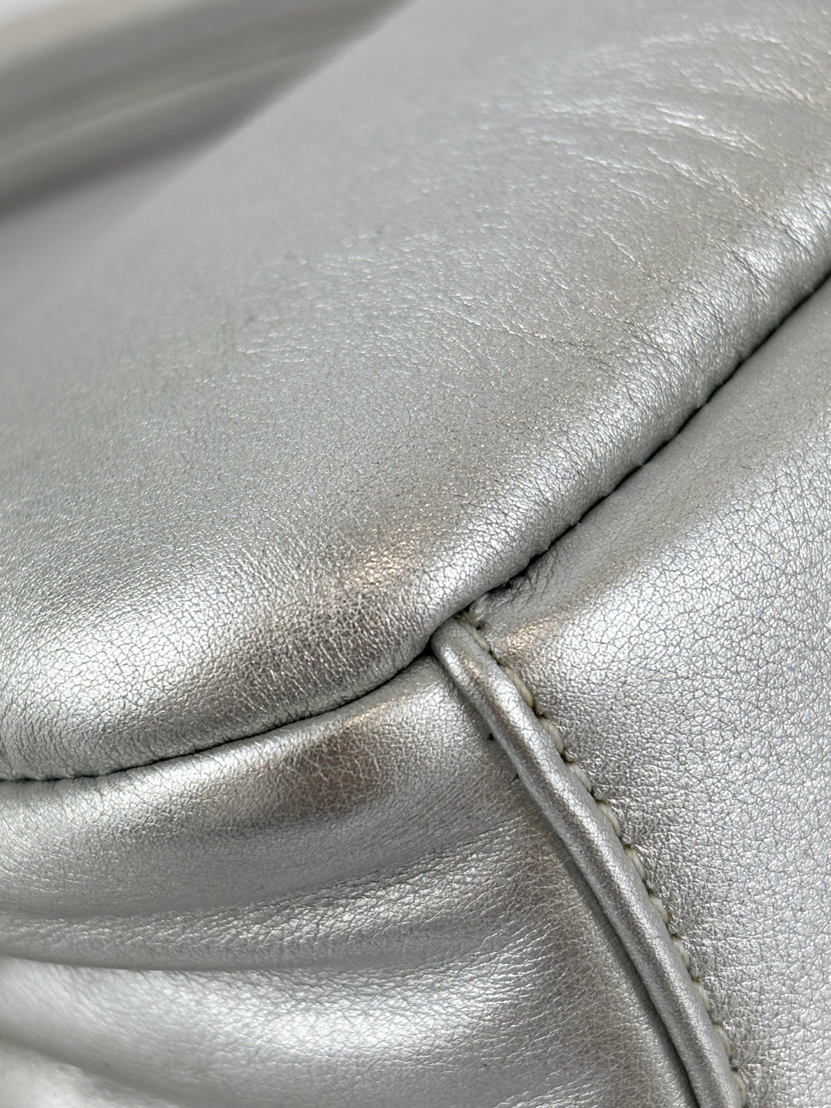 C7876 Pillow Tabby 18 Shoulder Bag in Metallic Silver