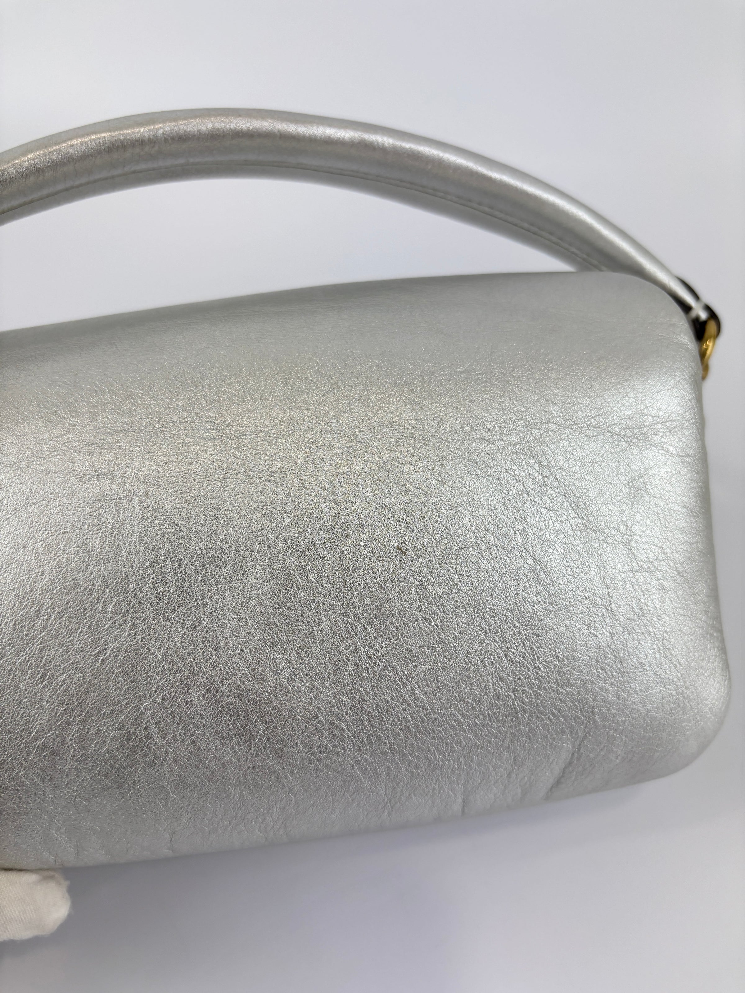 C7876 Pillow Tabby 18 Shoulder Bag in Metallic Silver