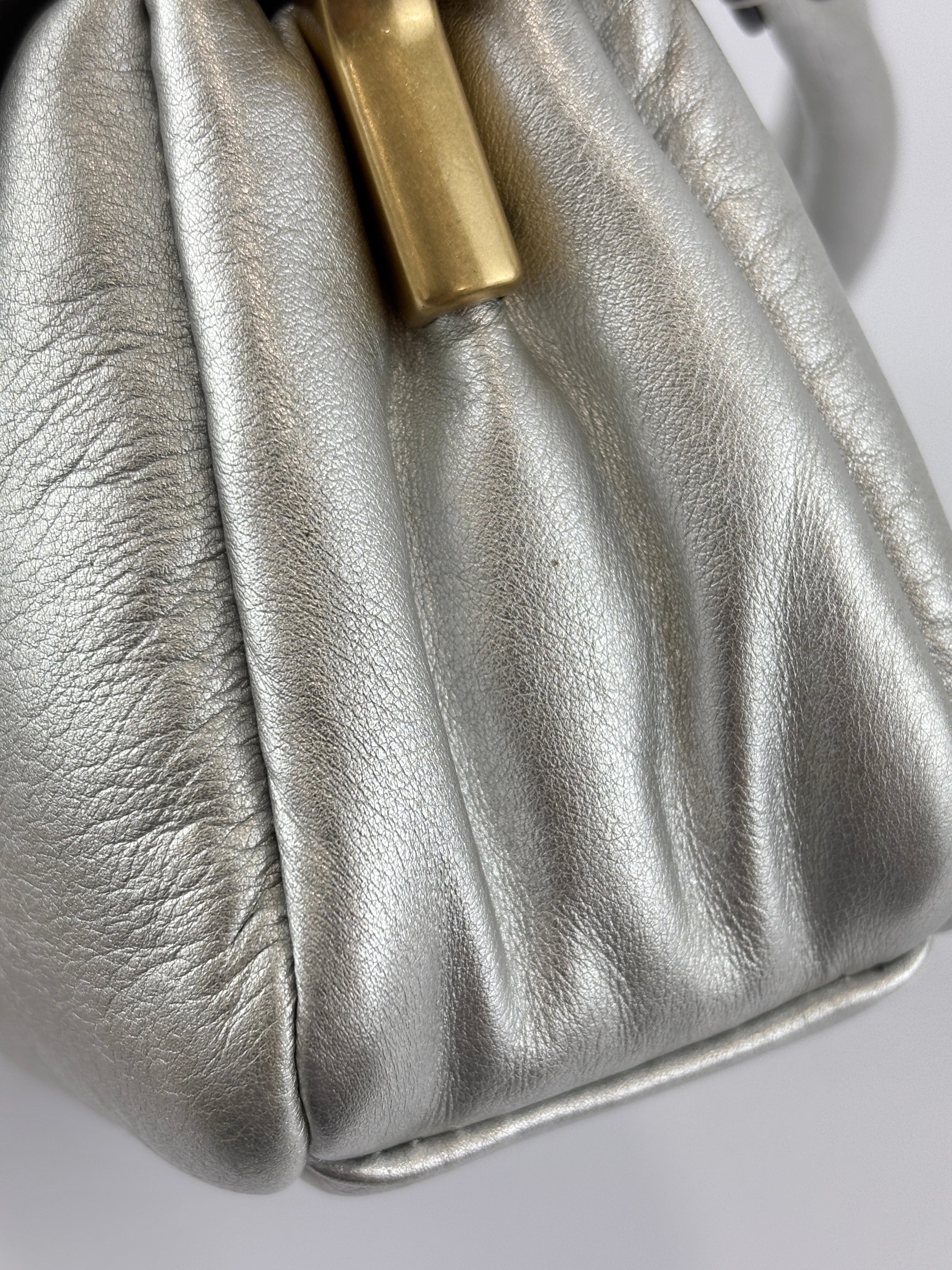 C7876 Pillow Tabby 18 Shoulder Bag in Metallic Silver