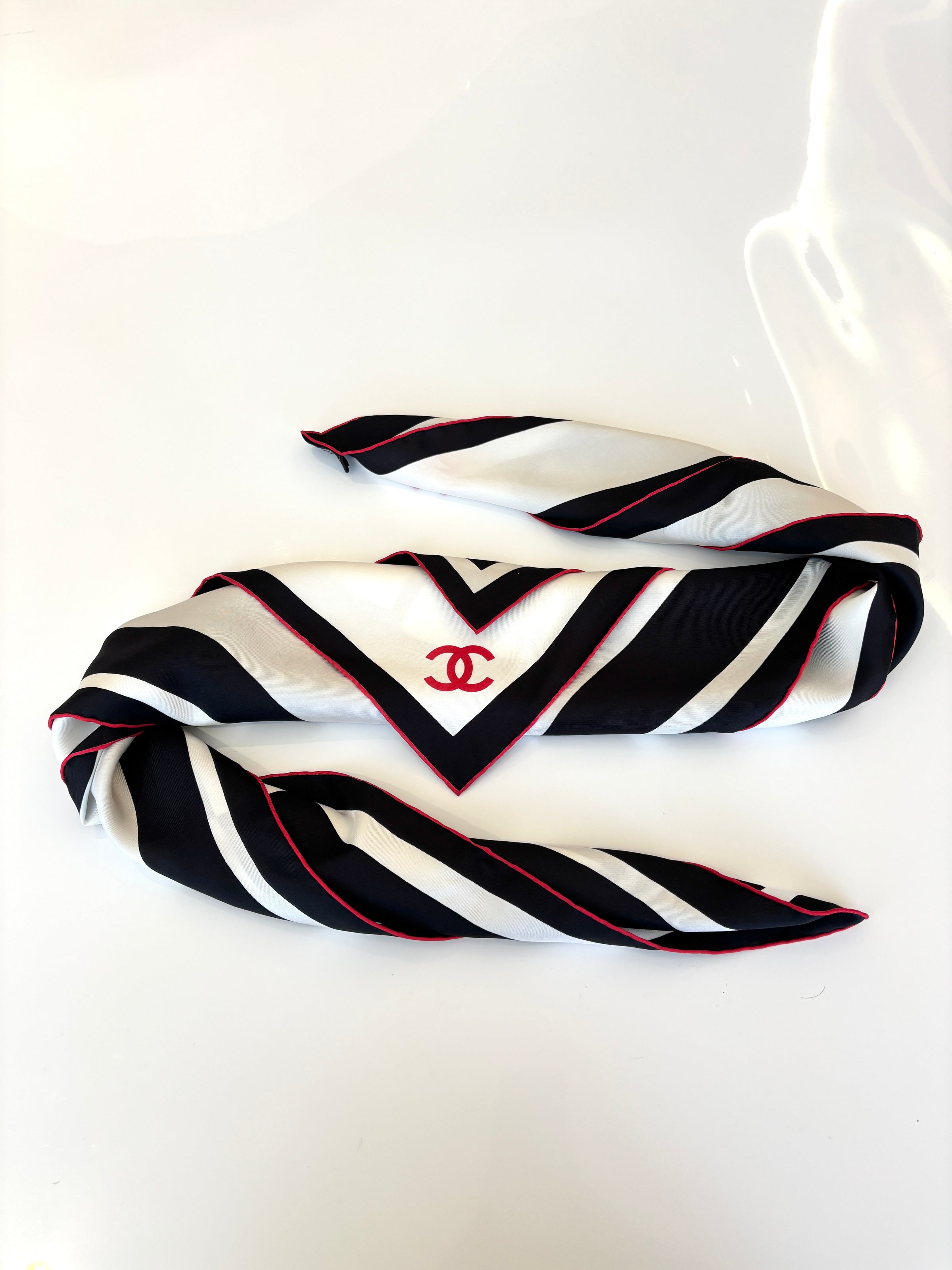 Coco Mark Scarf Silk in Black / White / Red