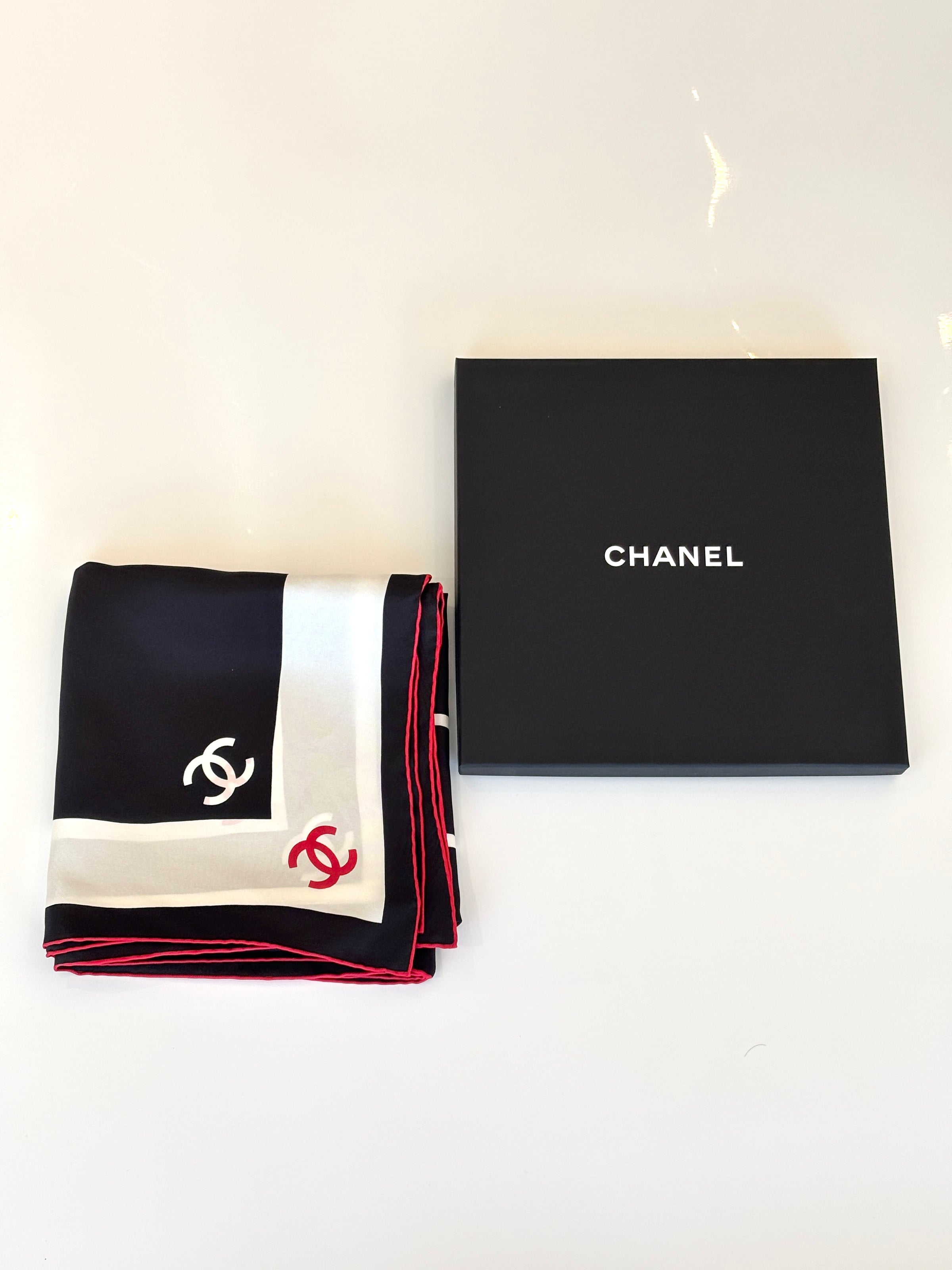 Coco Mark Scarf Silk in Black / White / Red