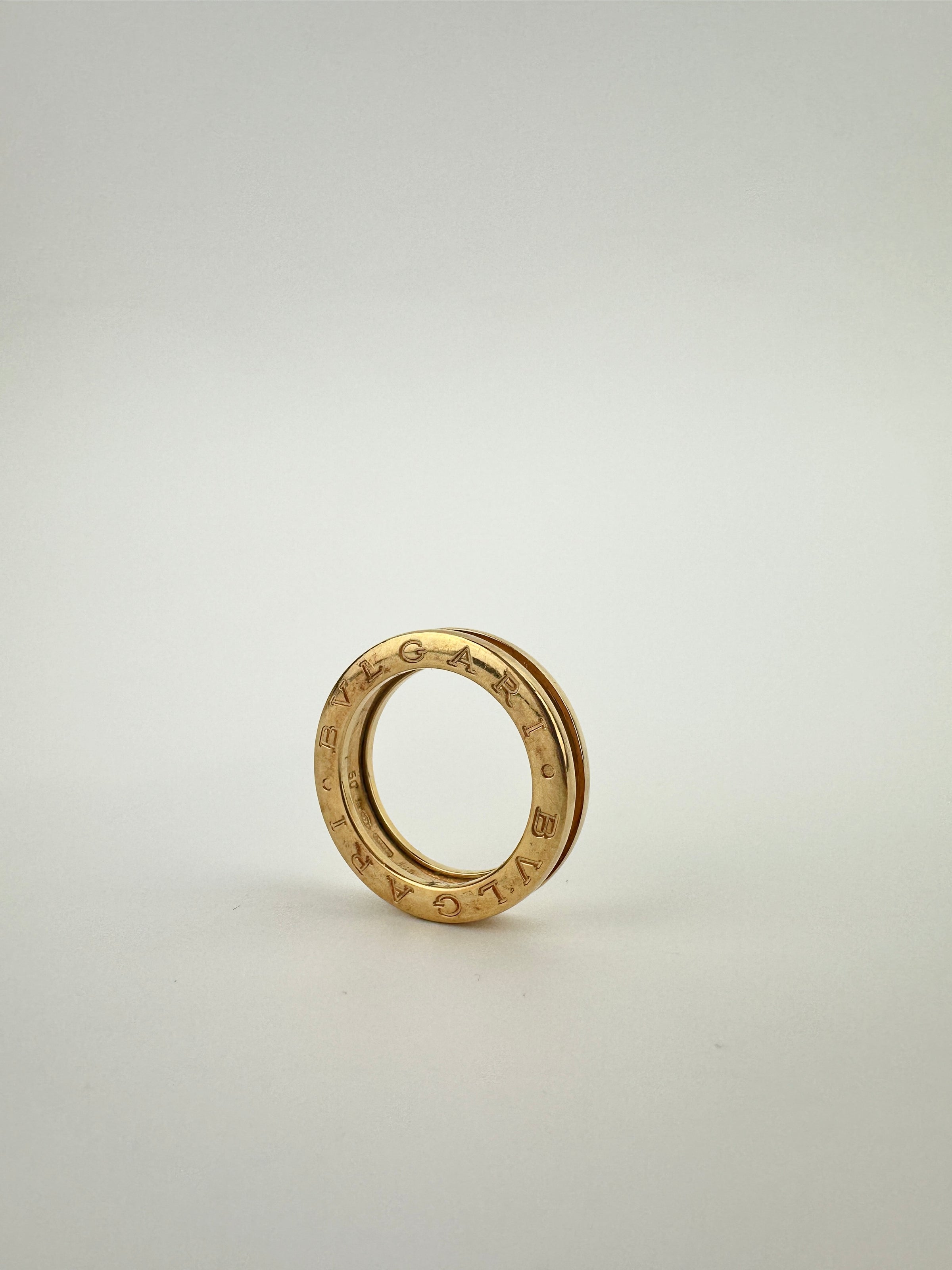 B. zero 1 One-Band 18K Yellow Gold Ring Size 50