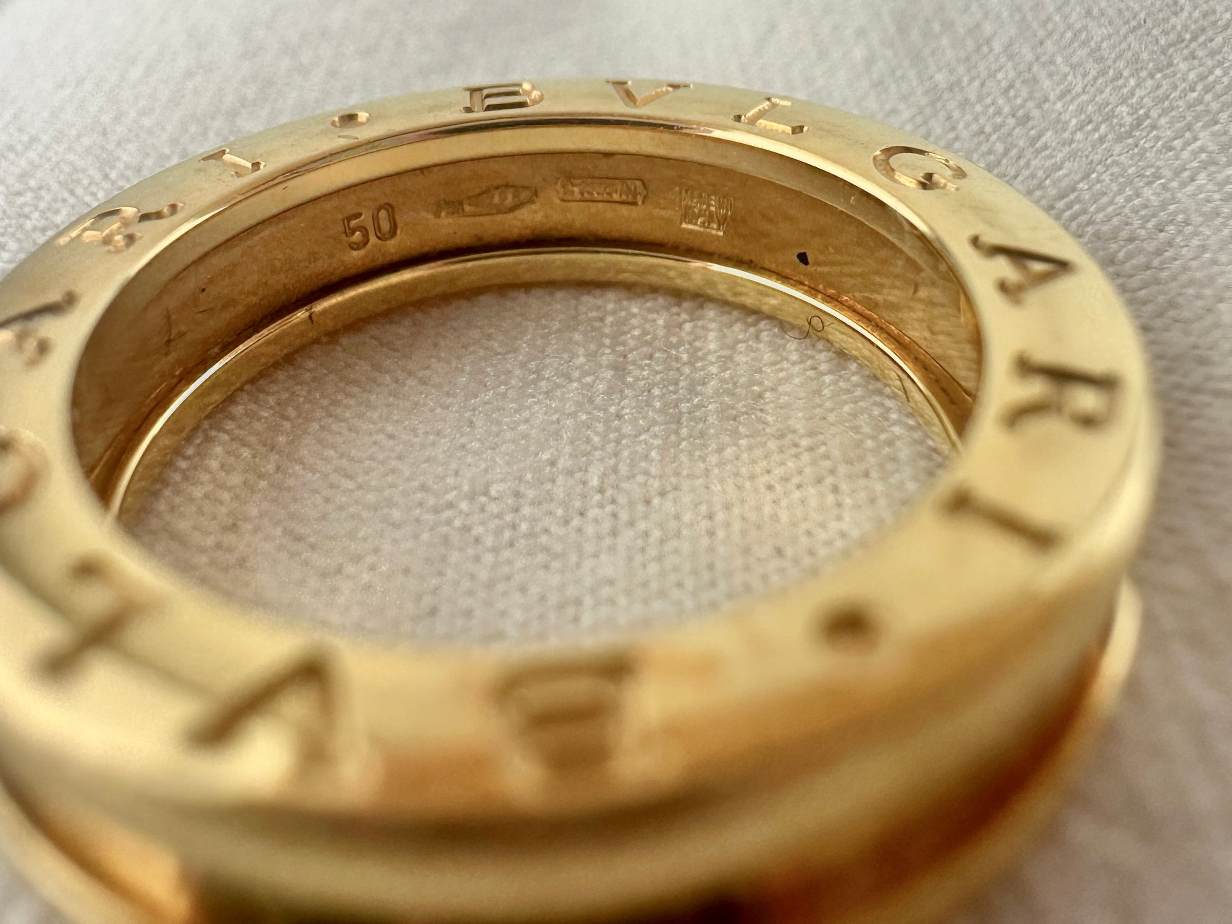 B. zero 1 One-Band 18K Yellow Gold Ring Size 50