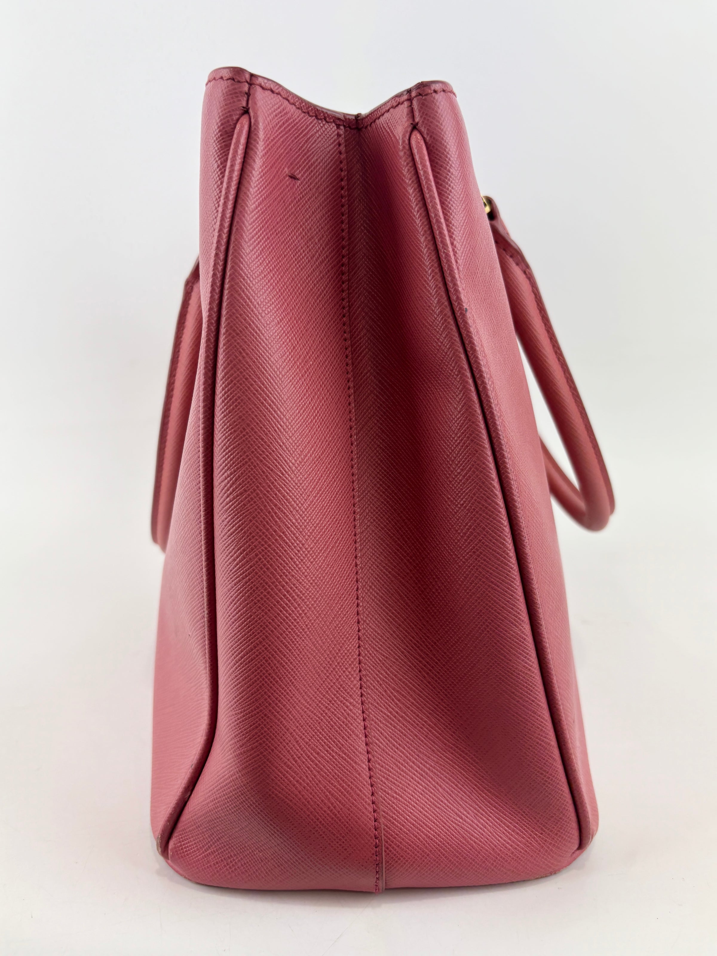 BN1874 Galleria Medium Saffiano Lux Single Zip Tote Peonia