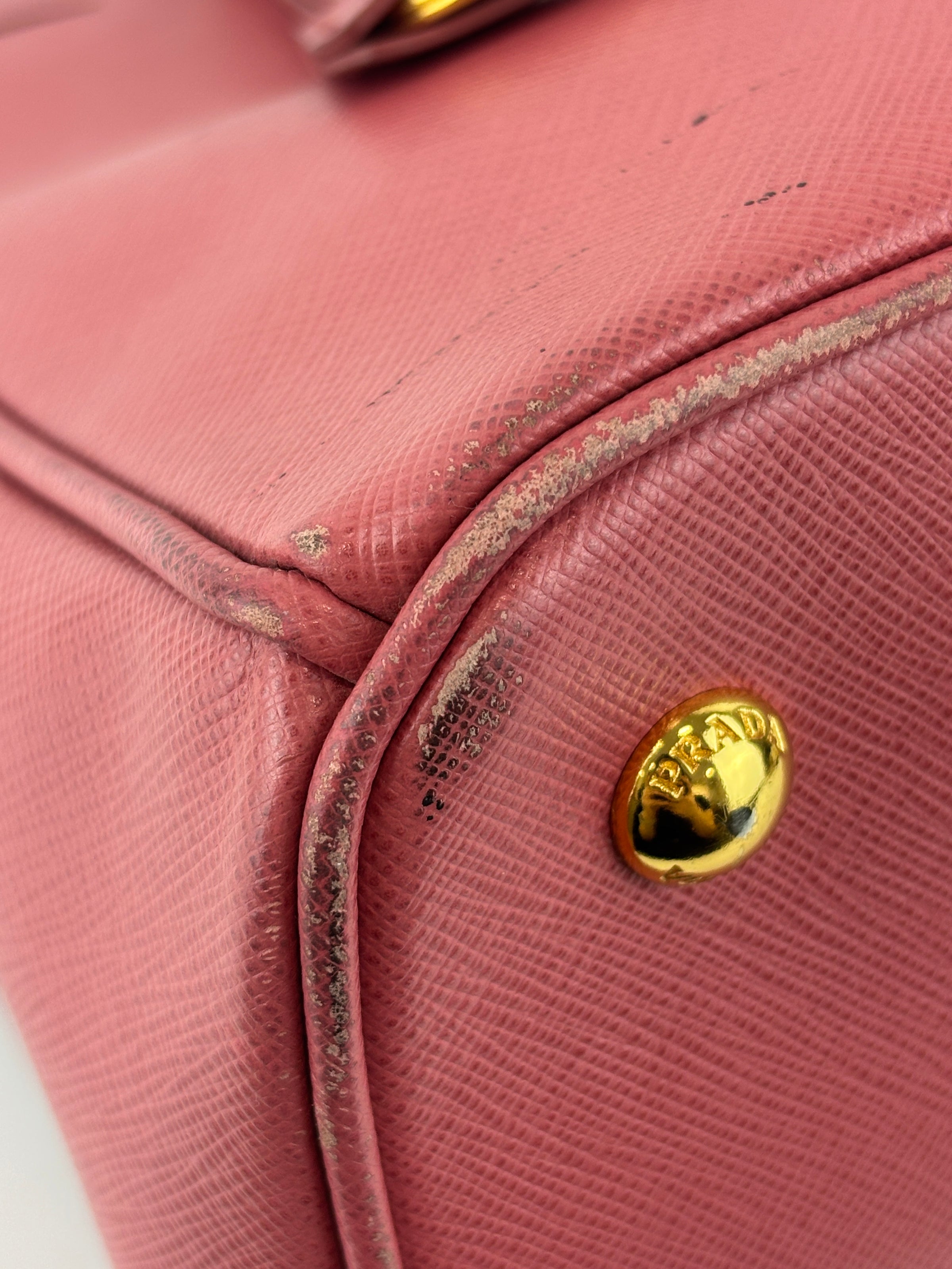 BN1874 Galleria Medium Saffiano Lux Single Zip Tote Peonia