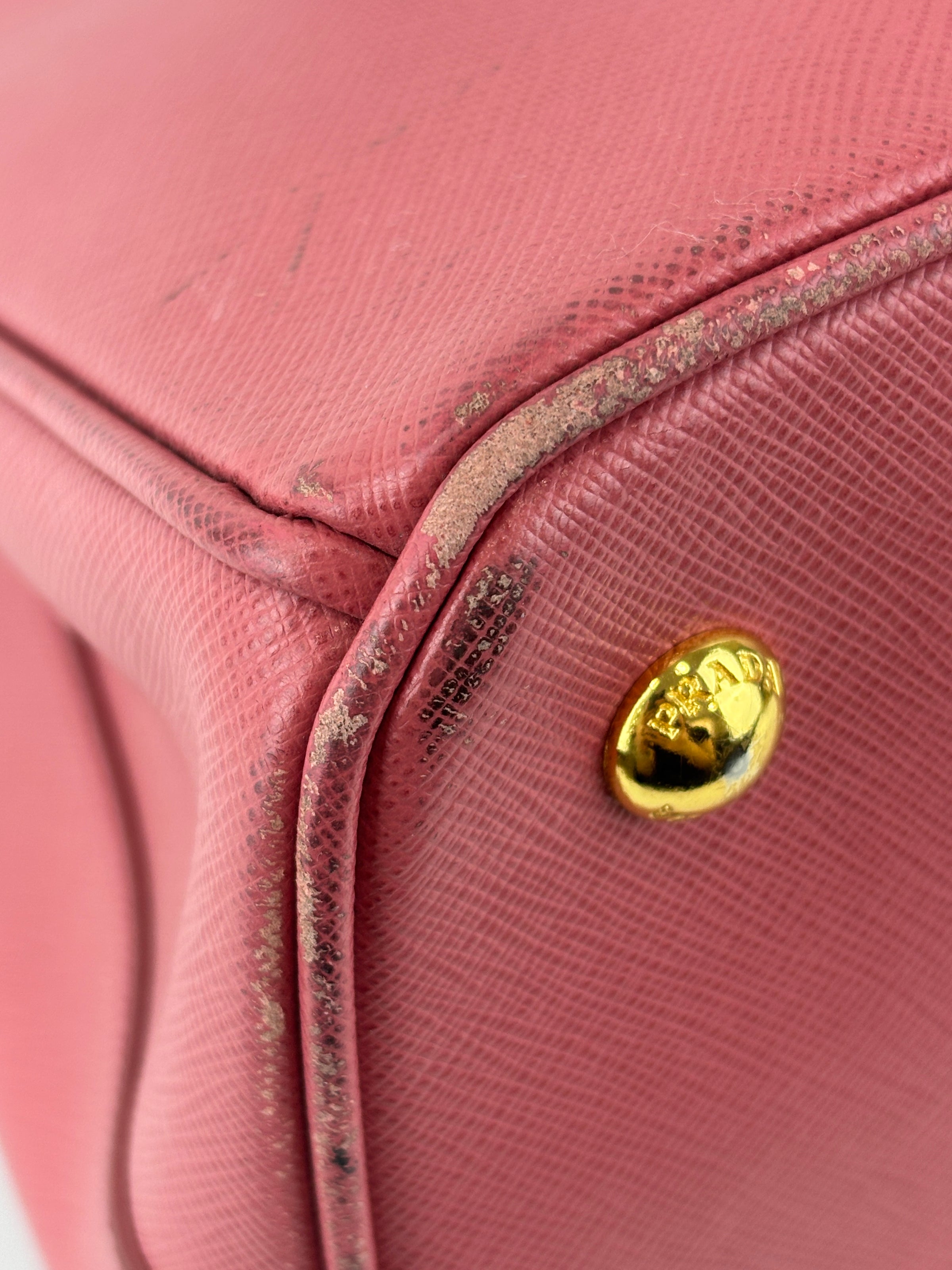 BN1874 Galleria Medium Saffiano Lux Single Zip Tote Peonia