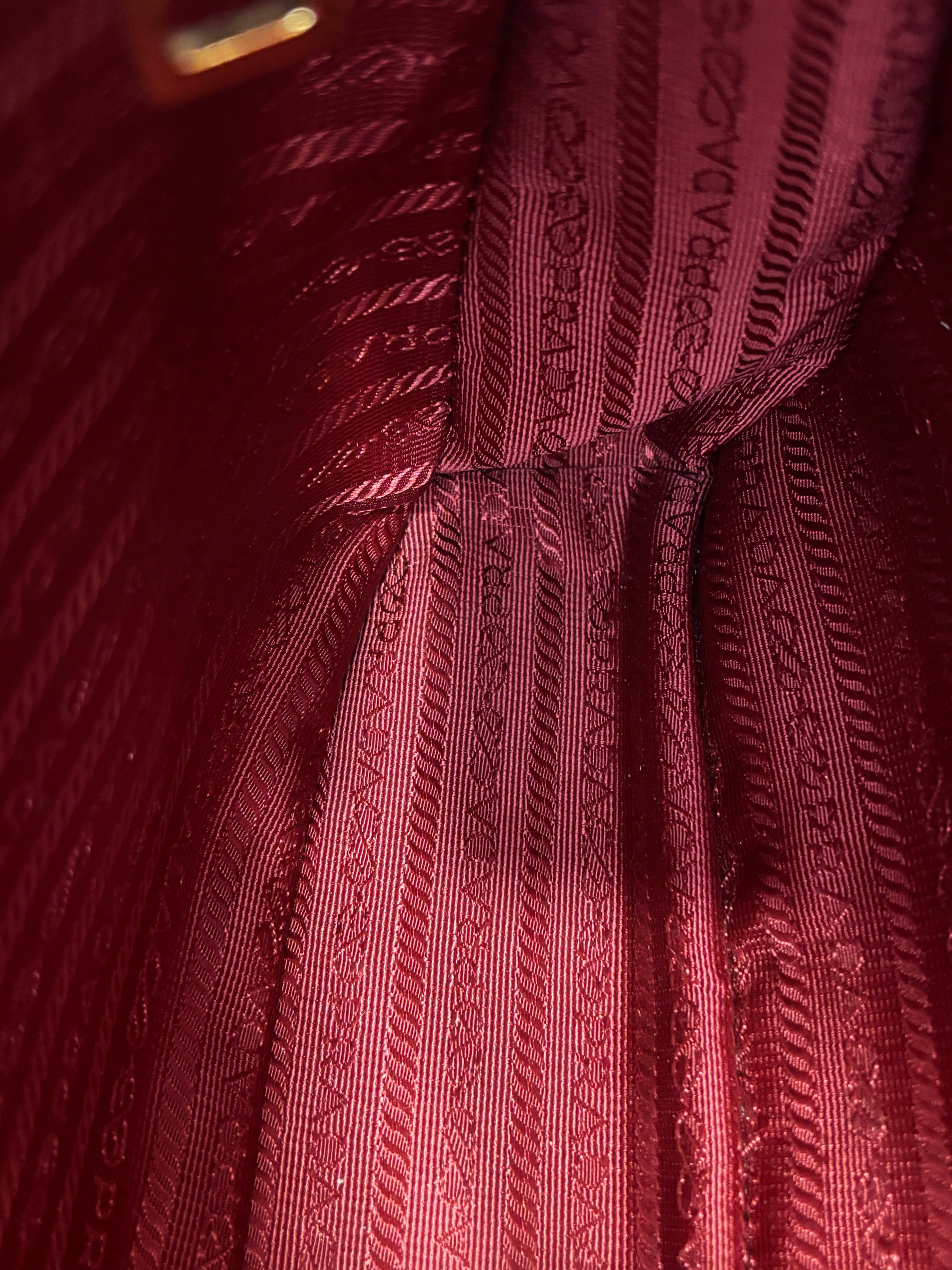 BN1874 Galleria Medium Saffiano Lux Single Zip Tote Peonia