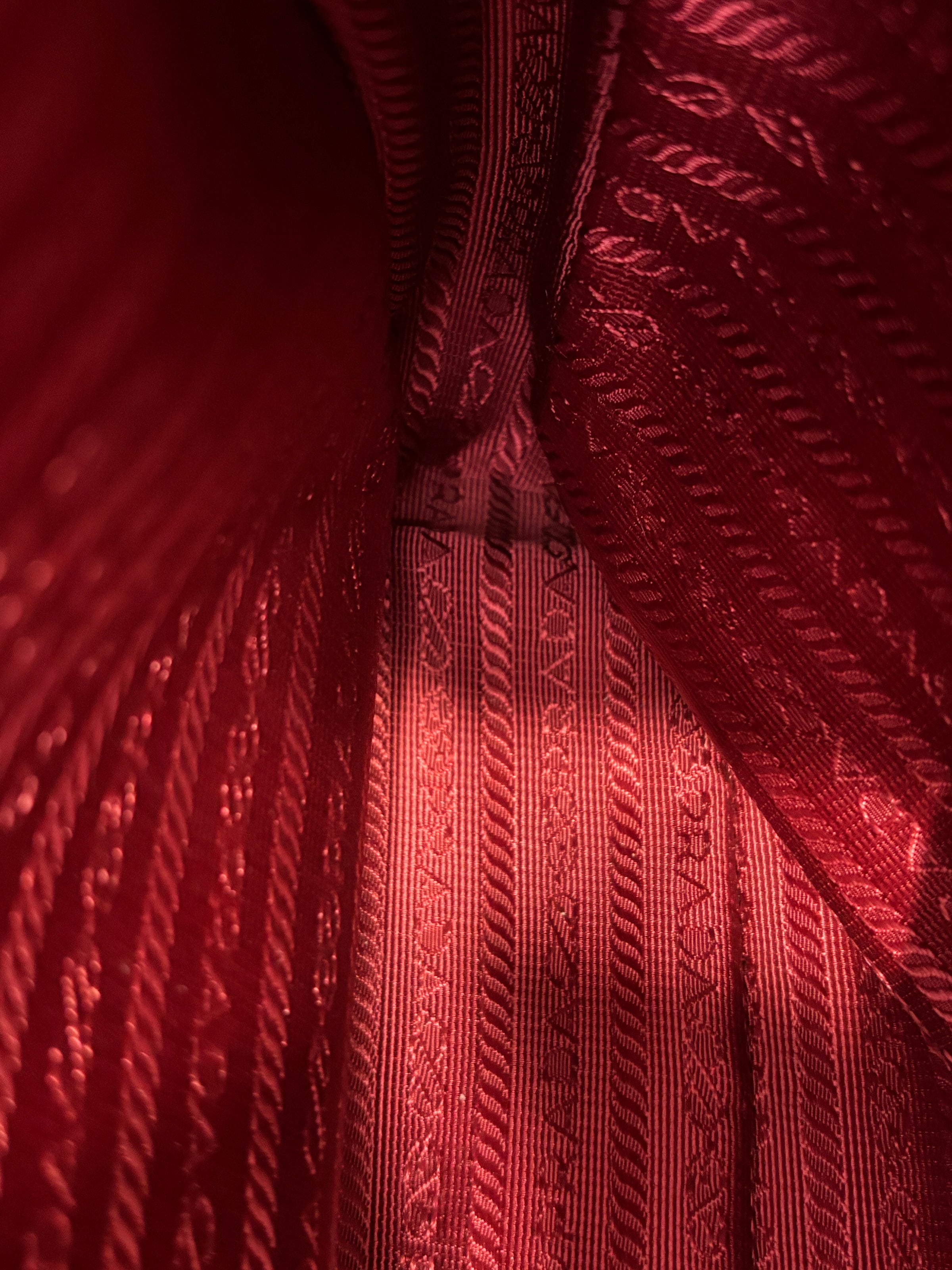 BN1874 Galleria Medium Saffiano Lux Single Zip Tote Peonia