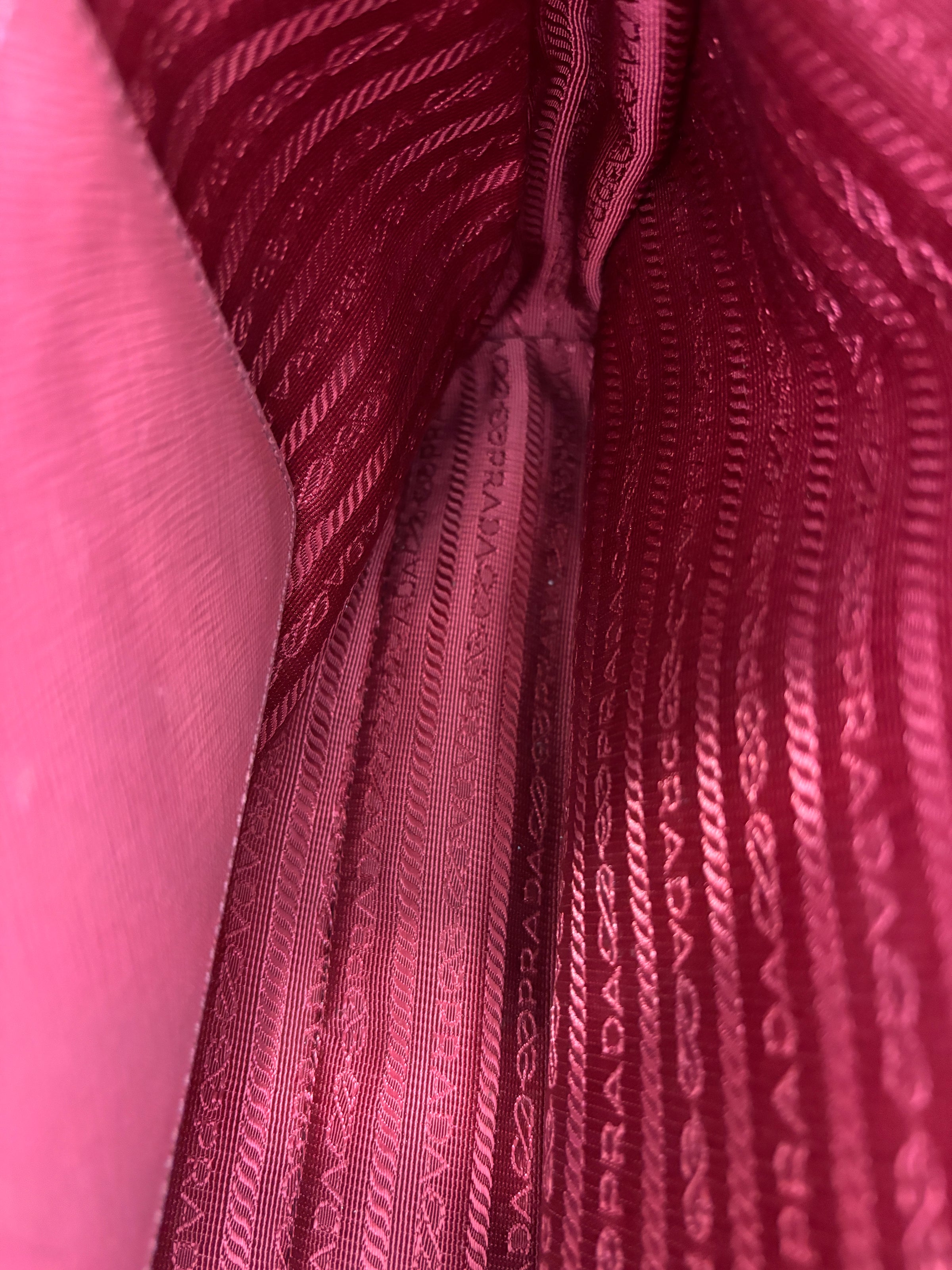 BN1874 Galleria Medium Saffiano Lux Single Zip Tote Peonia