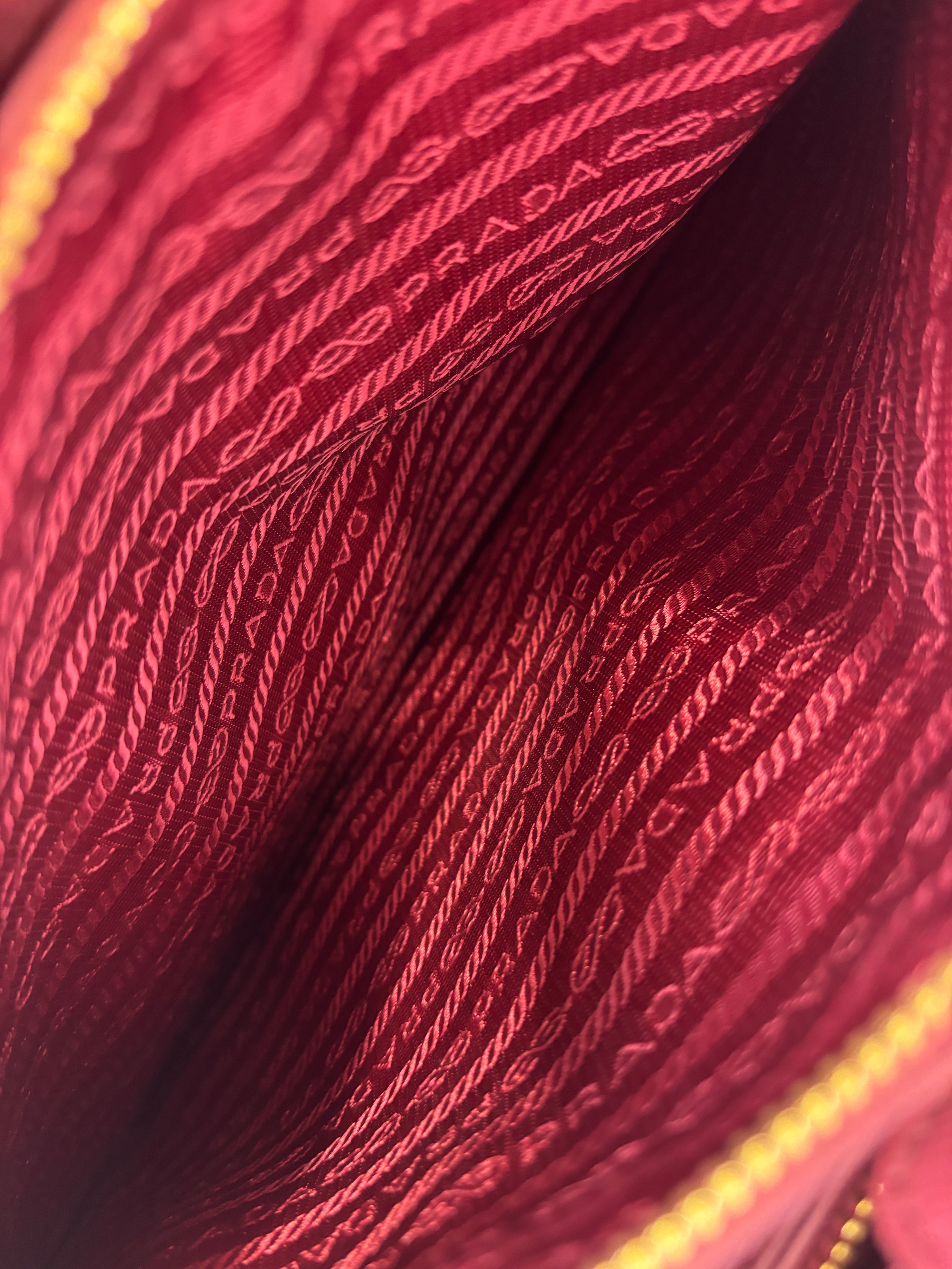 BN1874 Galleria Medium Saffiano Lux Single Zip Tote Peonia