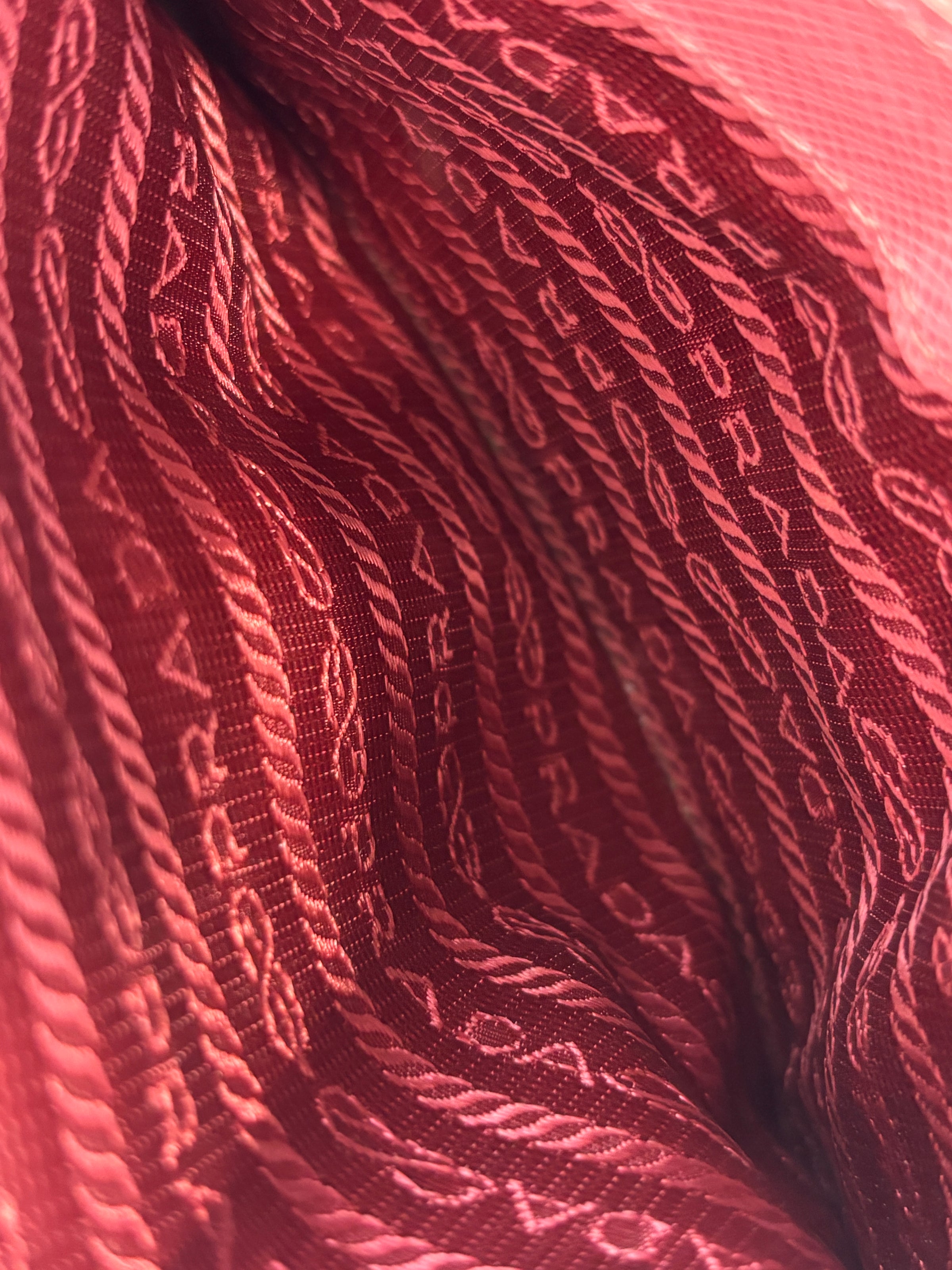 BN1874 Galleria Medium Saffiano Lux Single Zip Tote Peonia
