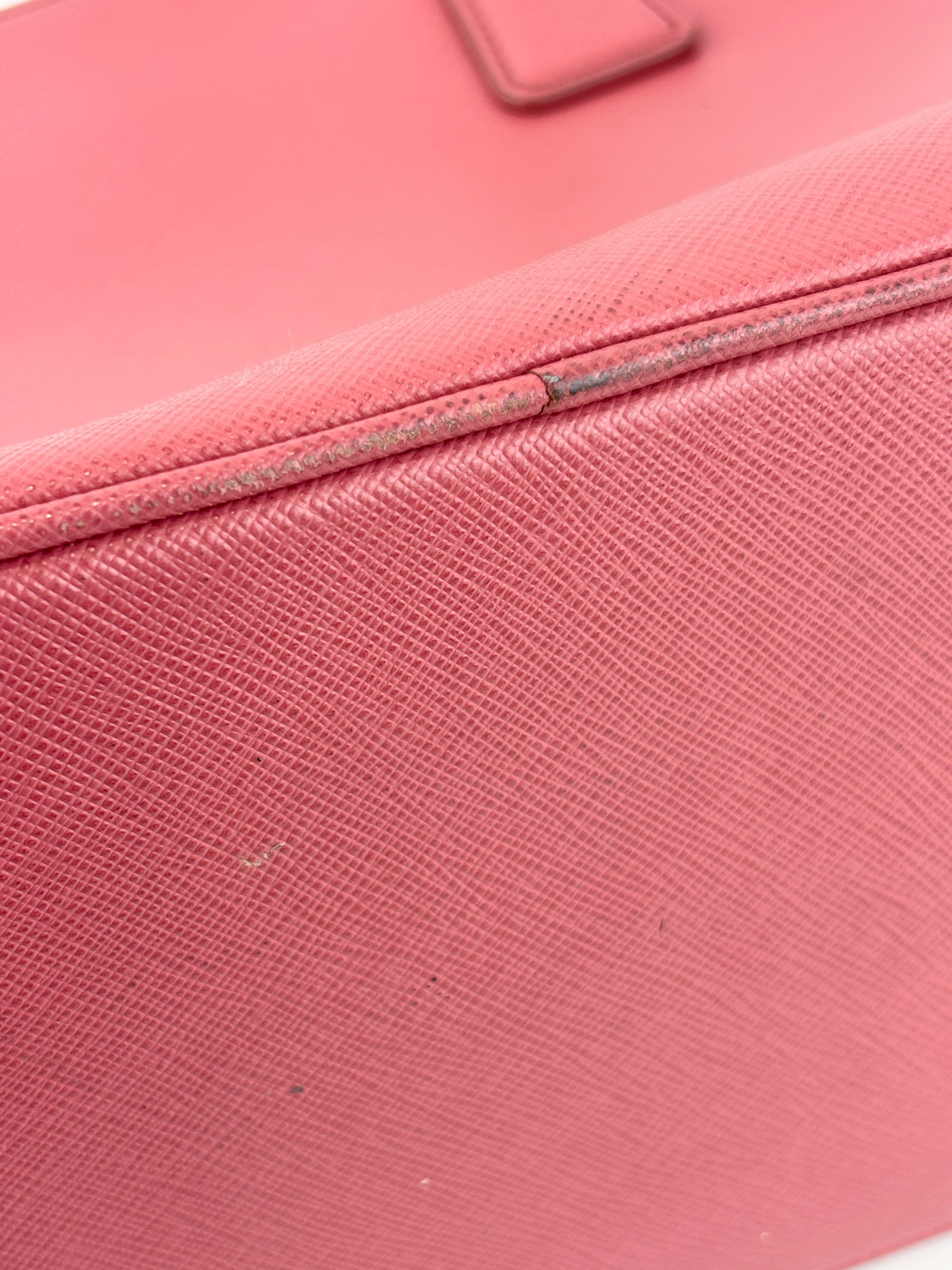 BN1874 Galleria Medium Saffiano Lux Single Zip Tote Peonia