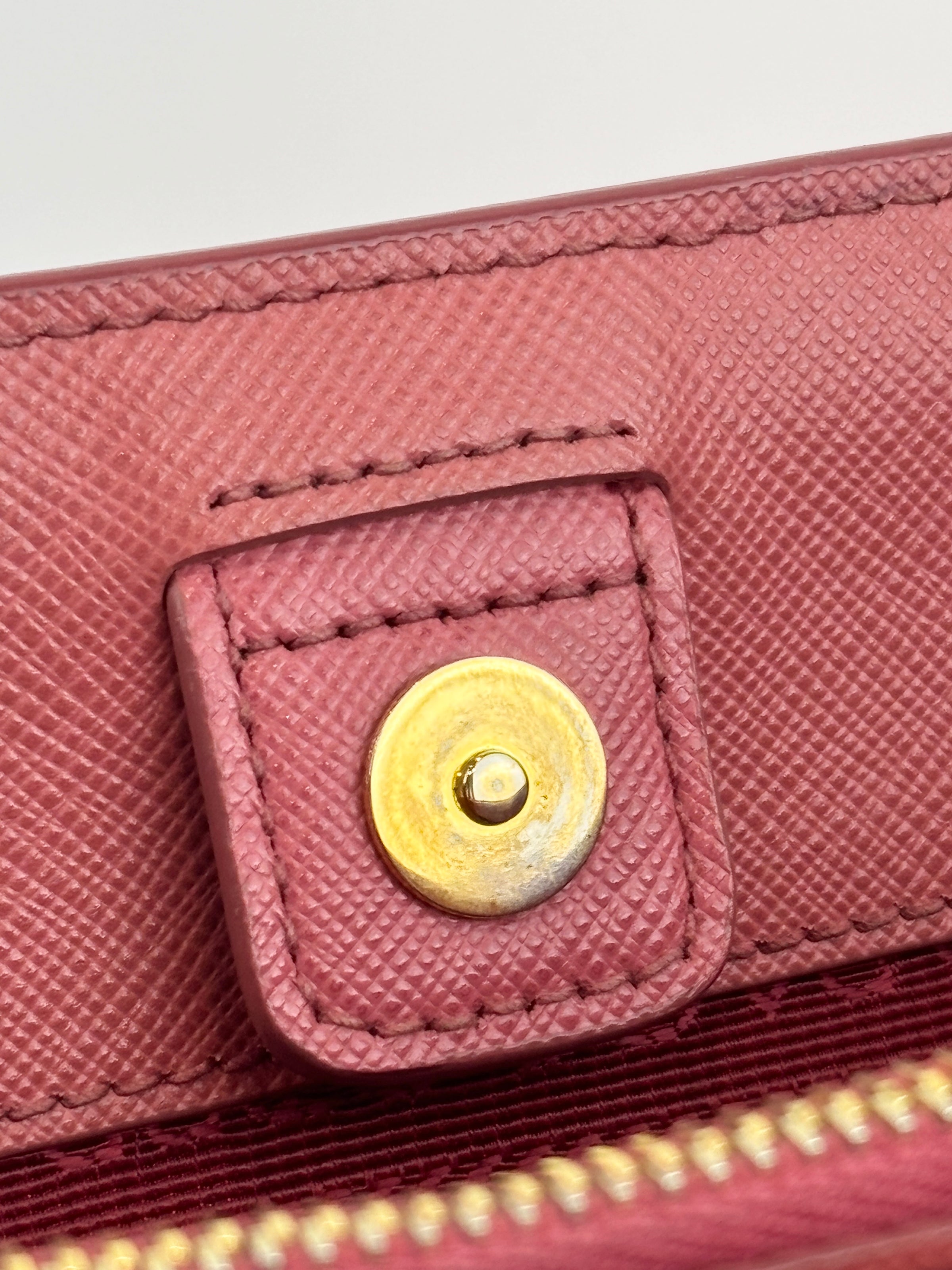 BN1874 Galleria Medium Saffiano Lux Single Zip Tote Peonia