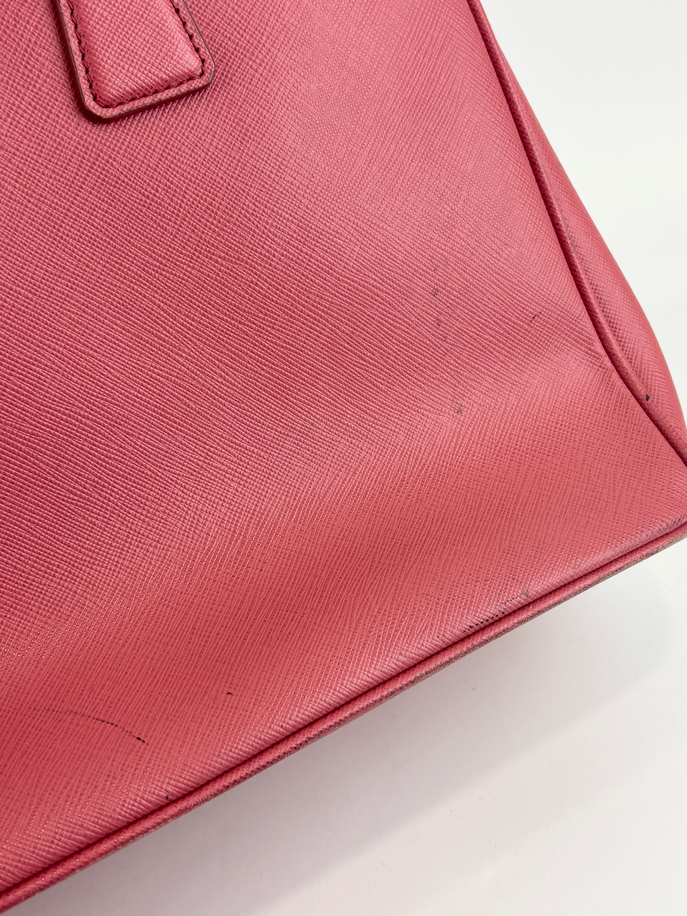BN1874 Galleria Medium Saffiano Lux Single Zip Tote Peonia