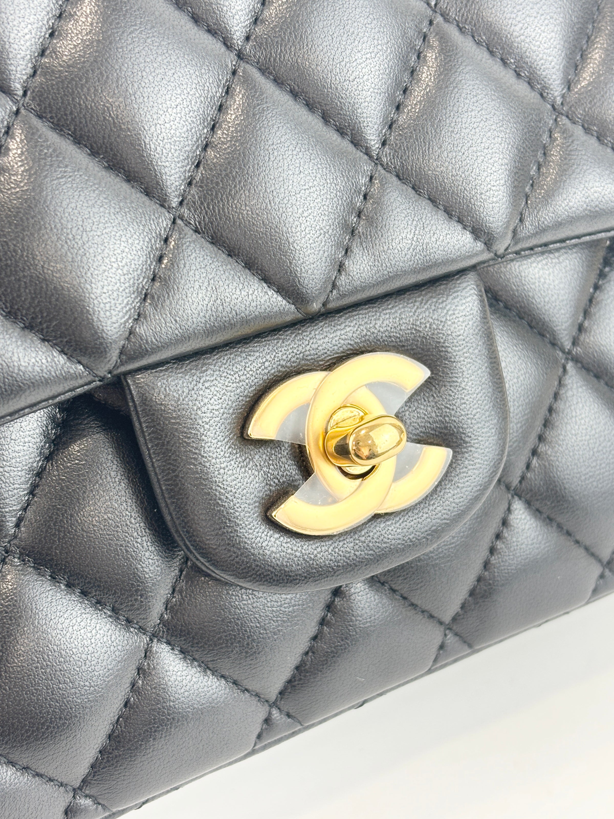 Classic Medium Flap Lambskin Black GHW